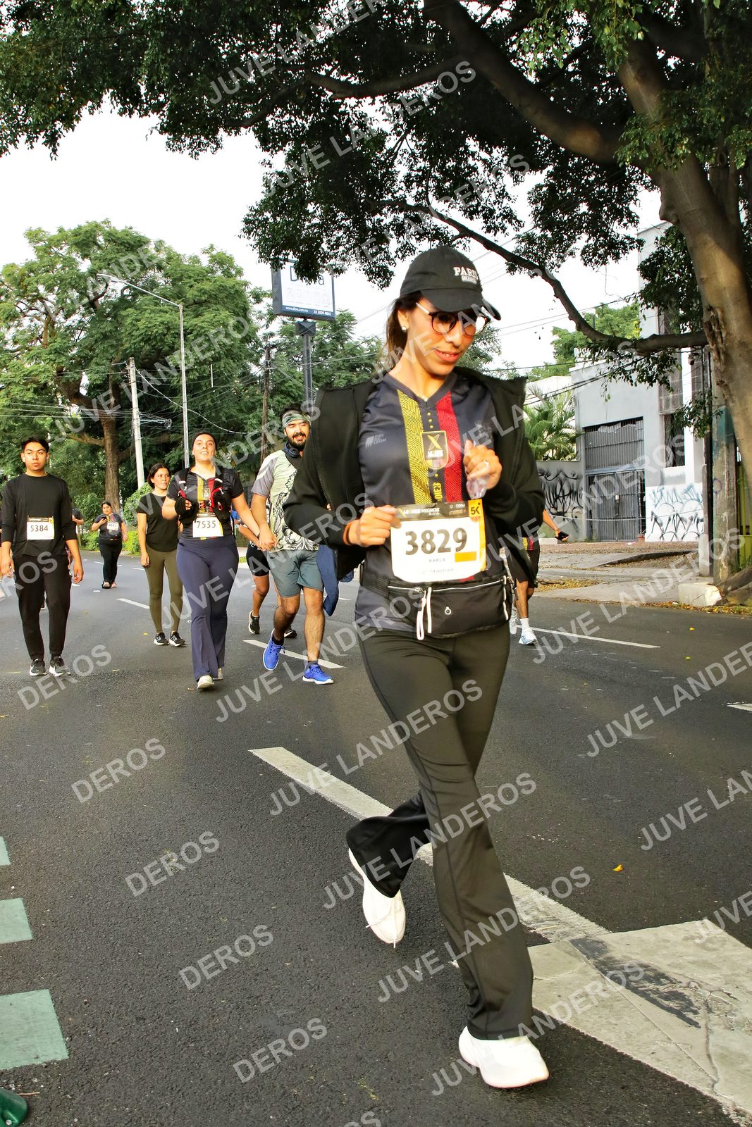 Foto de la X Carrera Leones Negros Red Cola 2026 en Rectoría General de la UdeG, Av. Juárez 976 (meta en Av. Enrique Díaz de León y Pedro Moreno), Guadalajara a las 07:21 · dorsal 3829, 5384, 7535