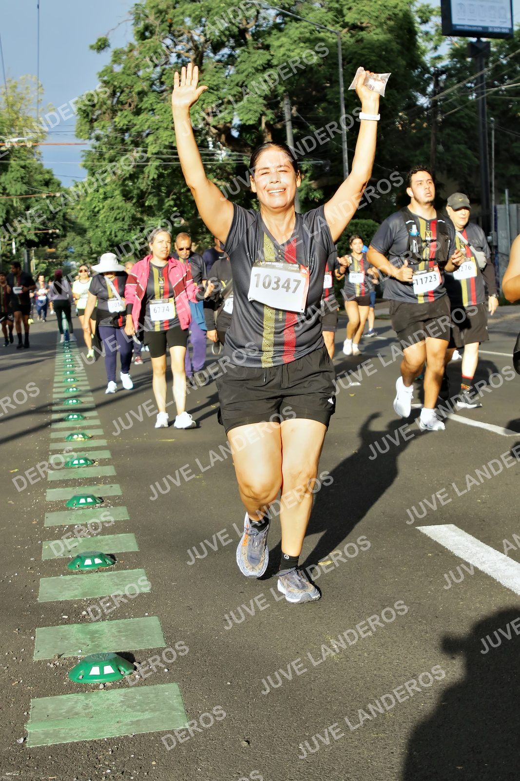 Foto de la X Carrera Leones Negros Red Cola 2026 en Rectoría General de la UdeG, Av. Juárez 976 (meta en Av. Enrique Díaz de León y Pedro Moreno), Guadalajara a las 07:56 · dorsal 10347, 6774, 11723