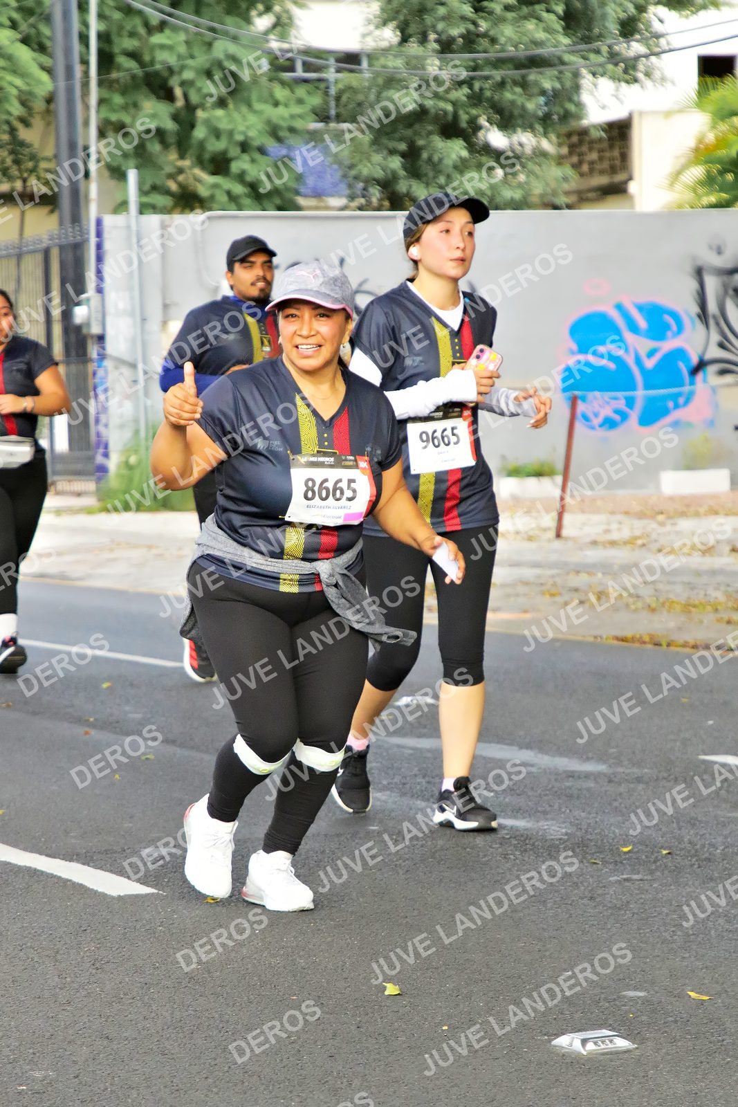 Foto de la X Carrera Leones Negros Red Cola 2026 en Rectoría General de la UdeG, Av. Juárez 976 (meta en Av. Enrique Díaz de León y Pedro Moreno), Guadalajara a las 08:19 · dorsal 8665, 9665