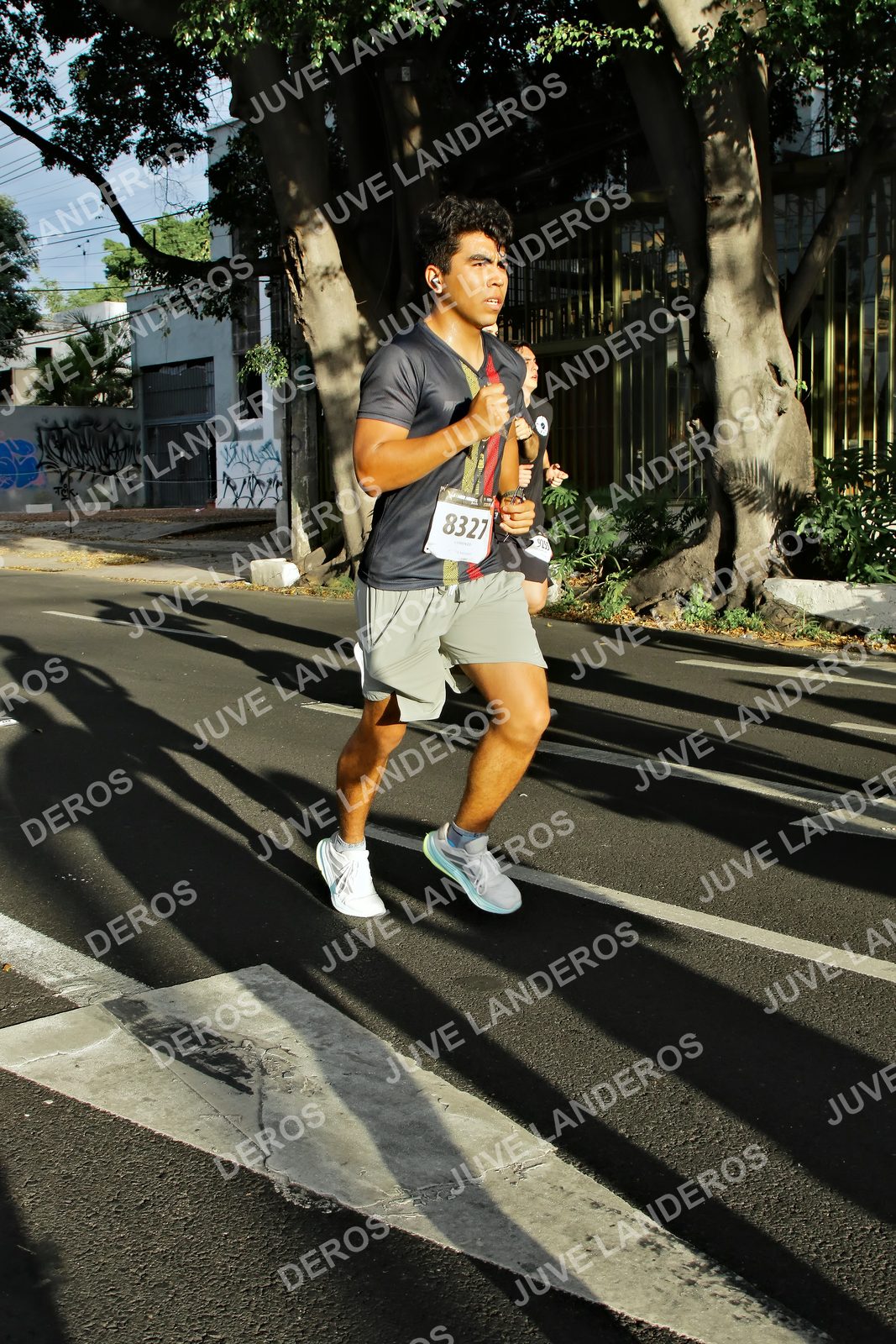 Foto de la X Carrera Leones Negros Red Cola 2026 en Rectoría General de la UdeG, Av. Juárez 976 (meta en Av. Enrique Díaz de León y Pedro Moreno), Guadalajara a las 07:46 · dorsal 8327