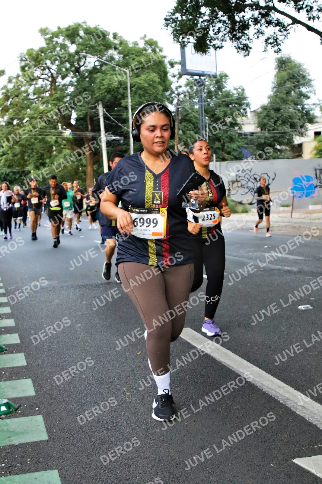 Foto de la X Carrera Leones Negros Red Cola 2026 en Rectoría General de la UdeG, Av. Juárez 976 (meta en Av. Enrique Díaz de León y Pedro Moreno), Guadalajara a las 05:09 · dorsal 6999, 2325