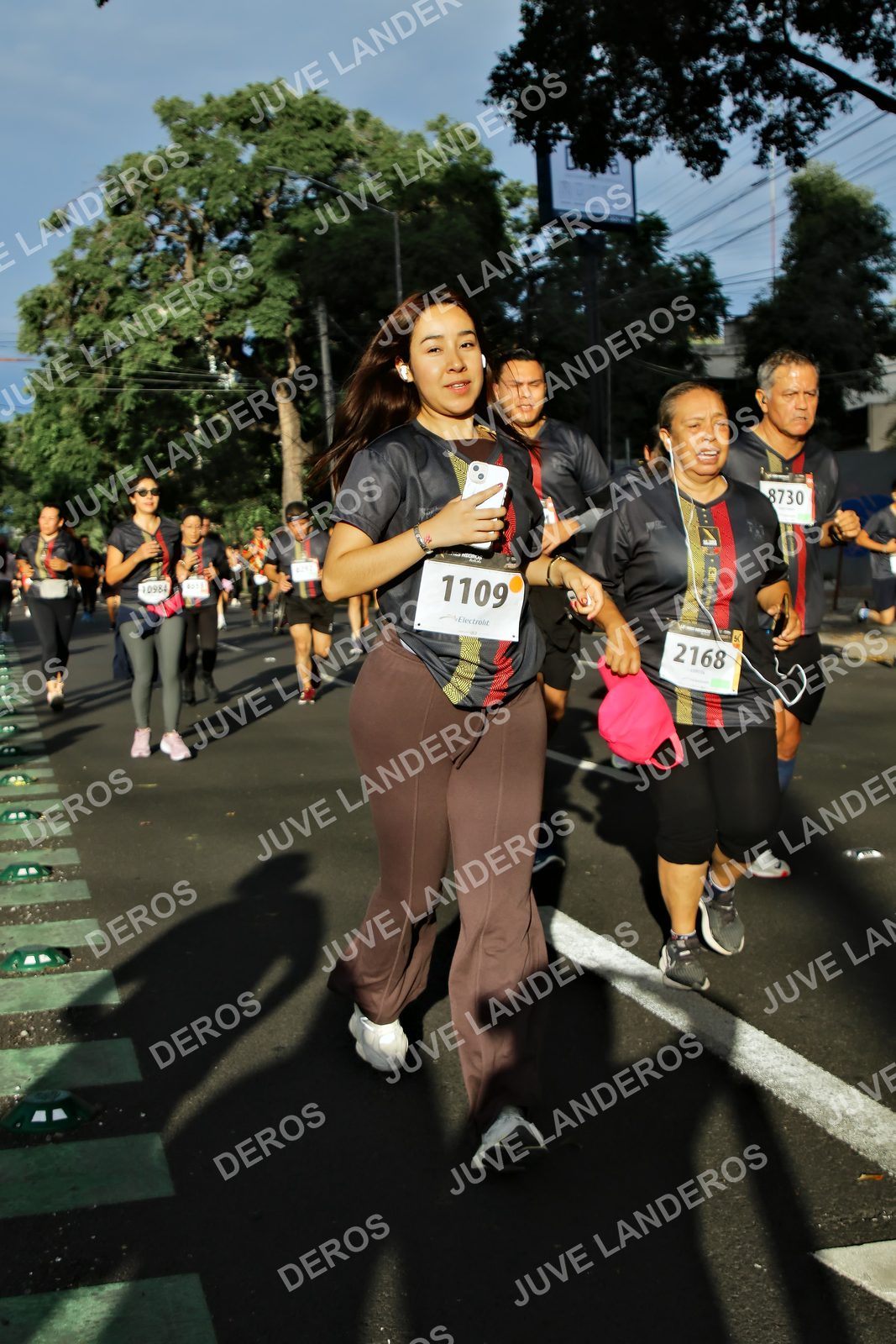 Foto de la X Carrera Leones Negros Red Cola 2026 en Rectoría General de la UdeG, Av. Juárez 976 (meta en Av. Enrique Díaz de León y Pedro Moreno), Guadalajara a las 07:47 · dorsal 1109, 2168, 8730, 10984