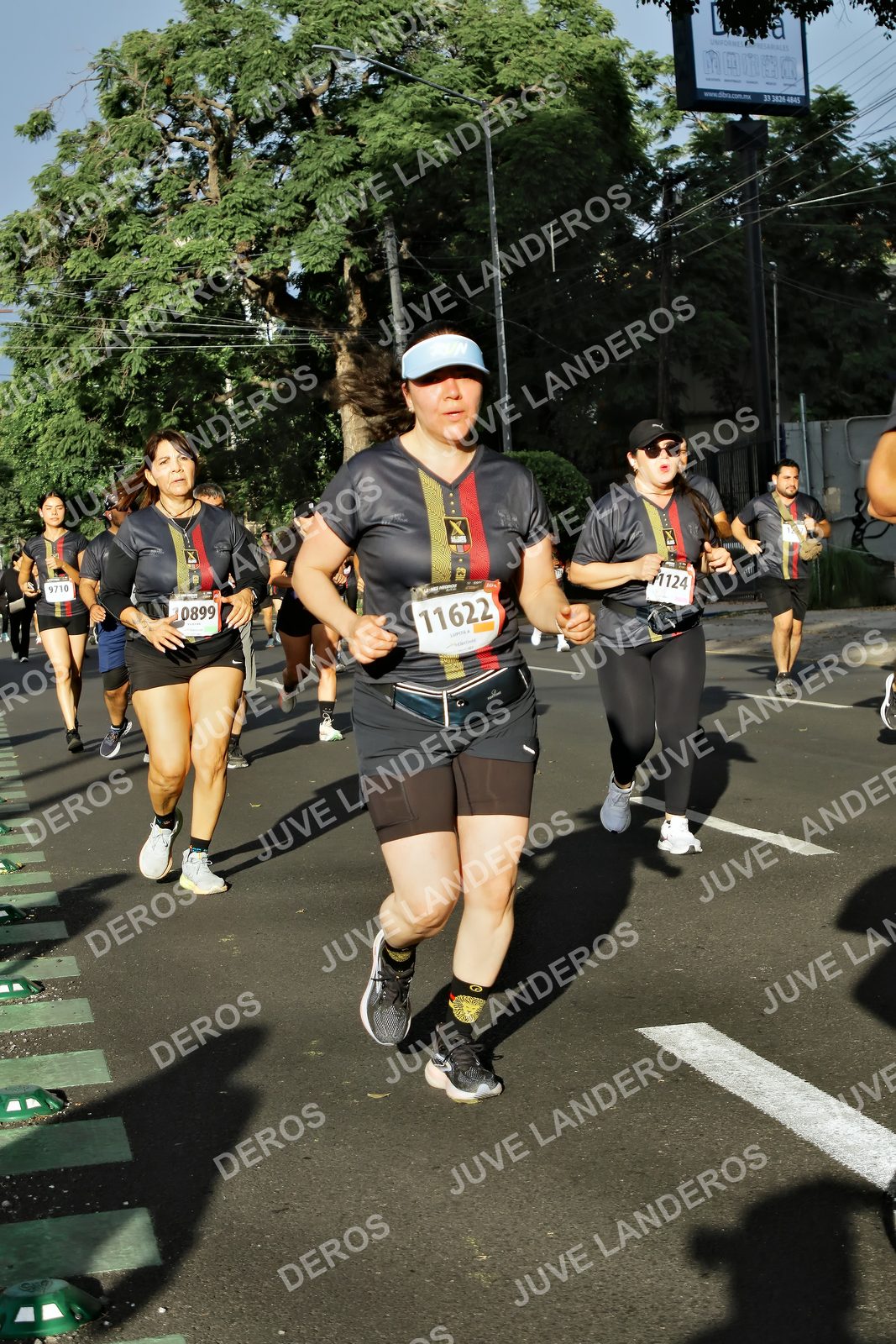 Foto de la X Carrera Leones Negros Red Cola 2026 en Rectoría General de la UdeG, Av. Juárez 976 (meta en Av. Enrique Díaz de León y Pedro Moreno), Guadalajara a las 07:55 · dorsal 11622, 899, 9710, 1124