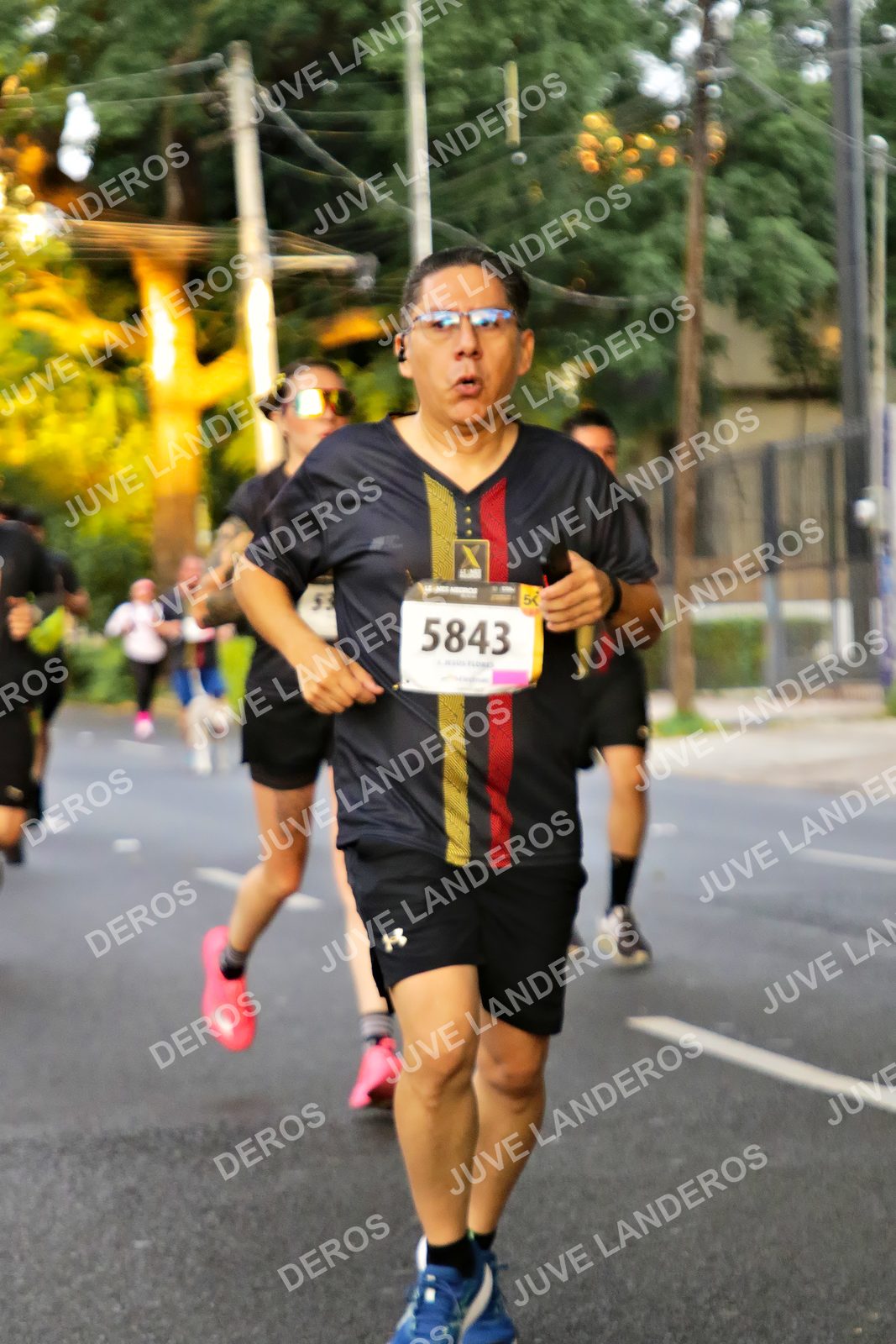 Foto de la X Carrera Leones Negros Red Cola 2026 en Rectoría General de la UdeG, Av. Juárez 976 (meta en Av. Enrique Díaz de León y Pedro Moreno), Guadalajara a las 05:02 · dorsal 5843