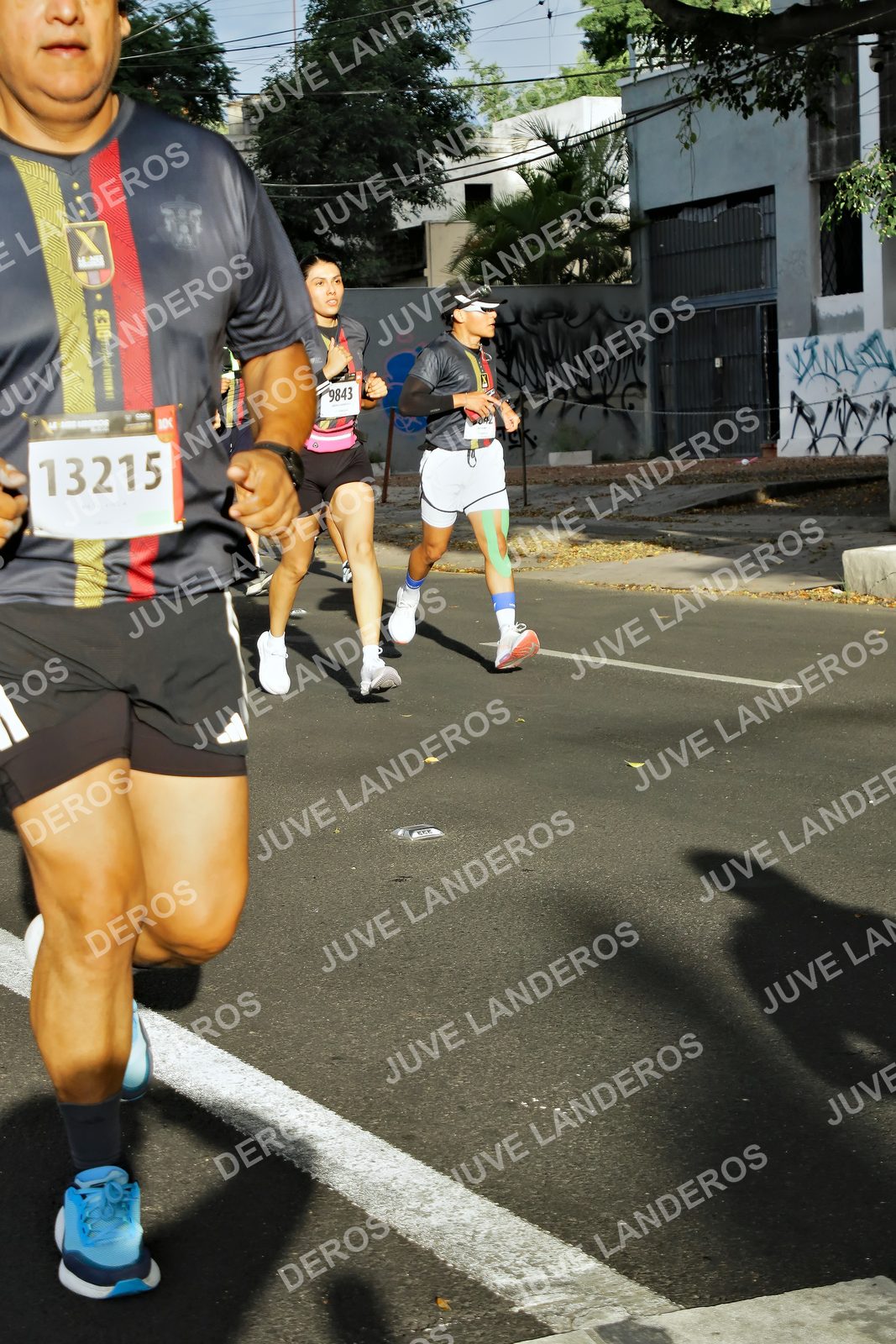 Foto de la X Carrera Leones Negros Red Cola 2026 en Rectoría General de la UdeG, Av. Juárez 976 (meta en Av. Enrique Díaz de León y Pedro Moreno), Guadalajara a las 07:56 · dorsal 13215, 9843