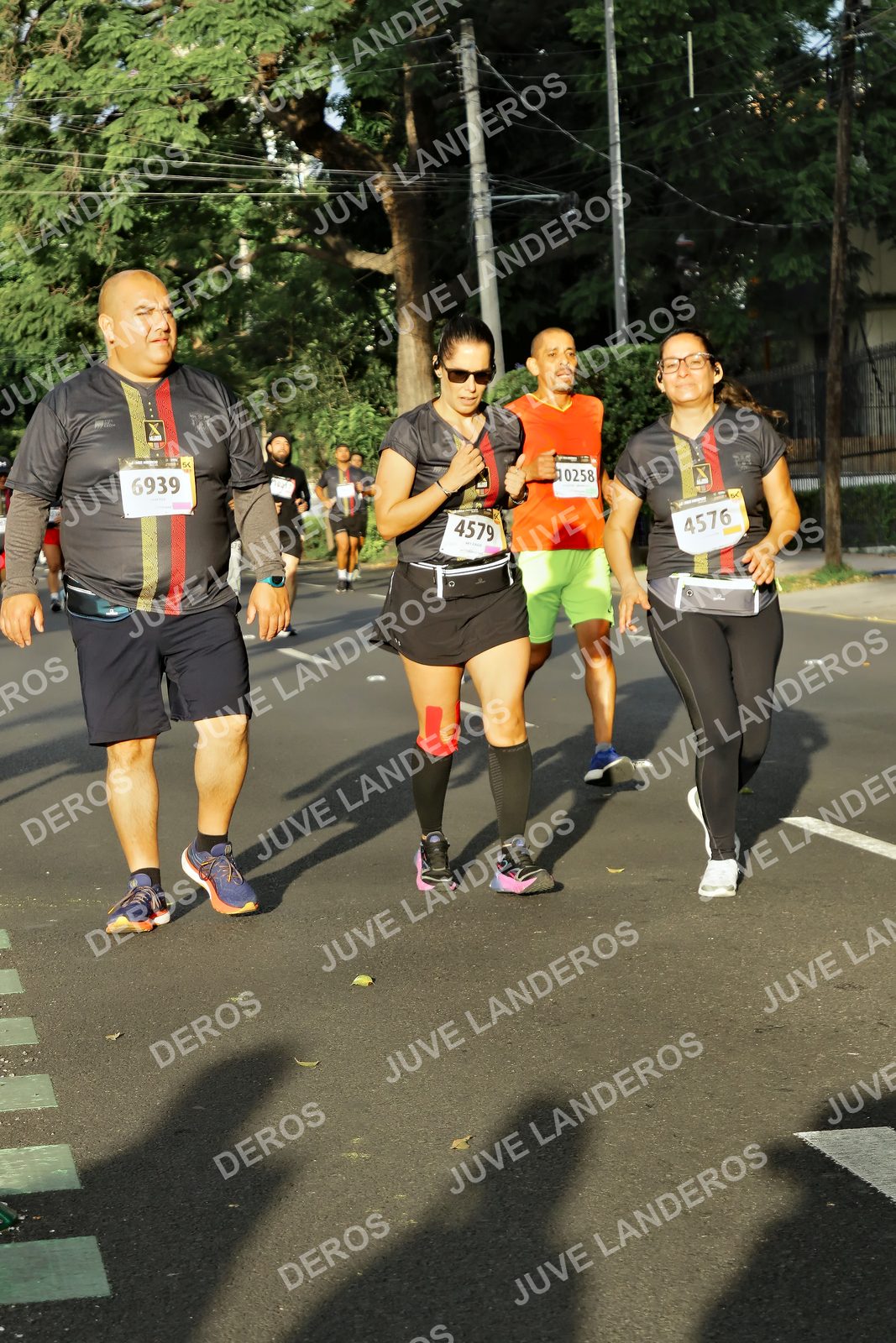 Foto de la X Carrera Leones Negros Red Cola 2026 en Rectoría General de la UdeG, Av. Juárez 976 (meta en Av. Enrique Díaz de León y Pedro Moreno), Guadalajara a las 07:36 · dorsal 4579, 6939, 4576