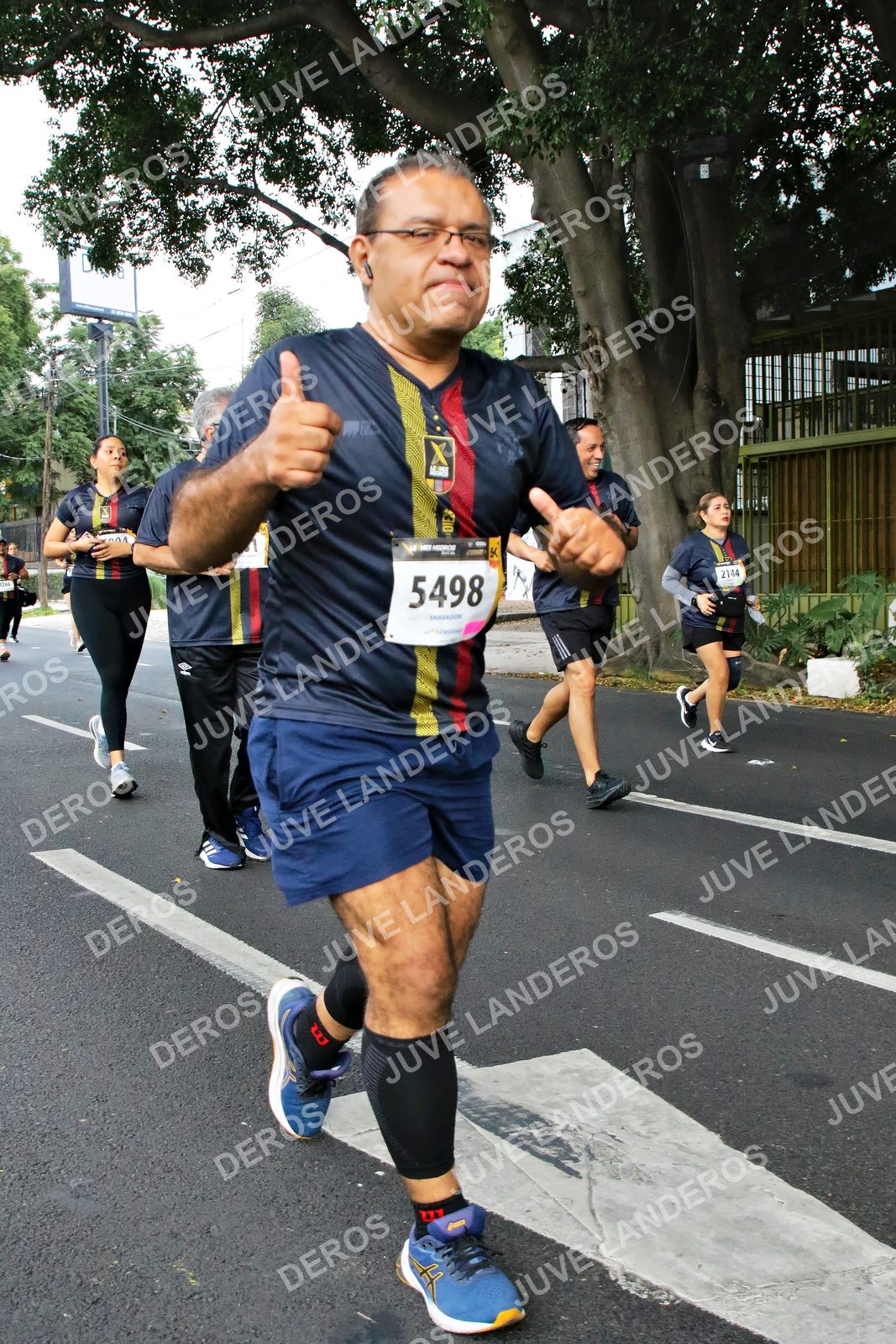 Foto de la X Carrera Leones Negros Red Cola 2026 en Rectoría General de la UdeG, Av. Juárez 976 (meta en Av. Enrique Díaz de León y Pedro Moreno), Guadalajara a las 05:12 · dorsal 5498