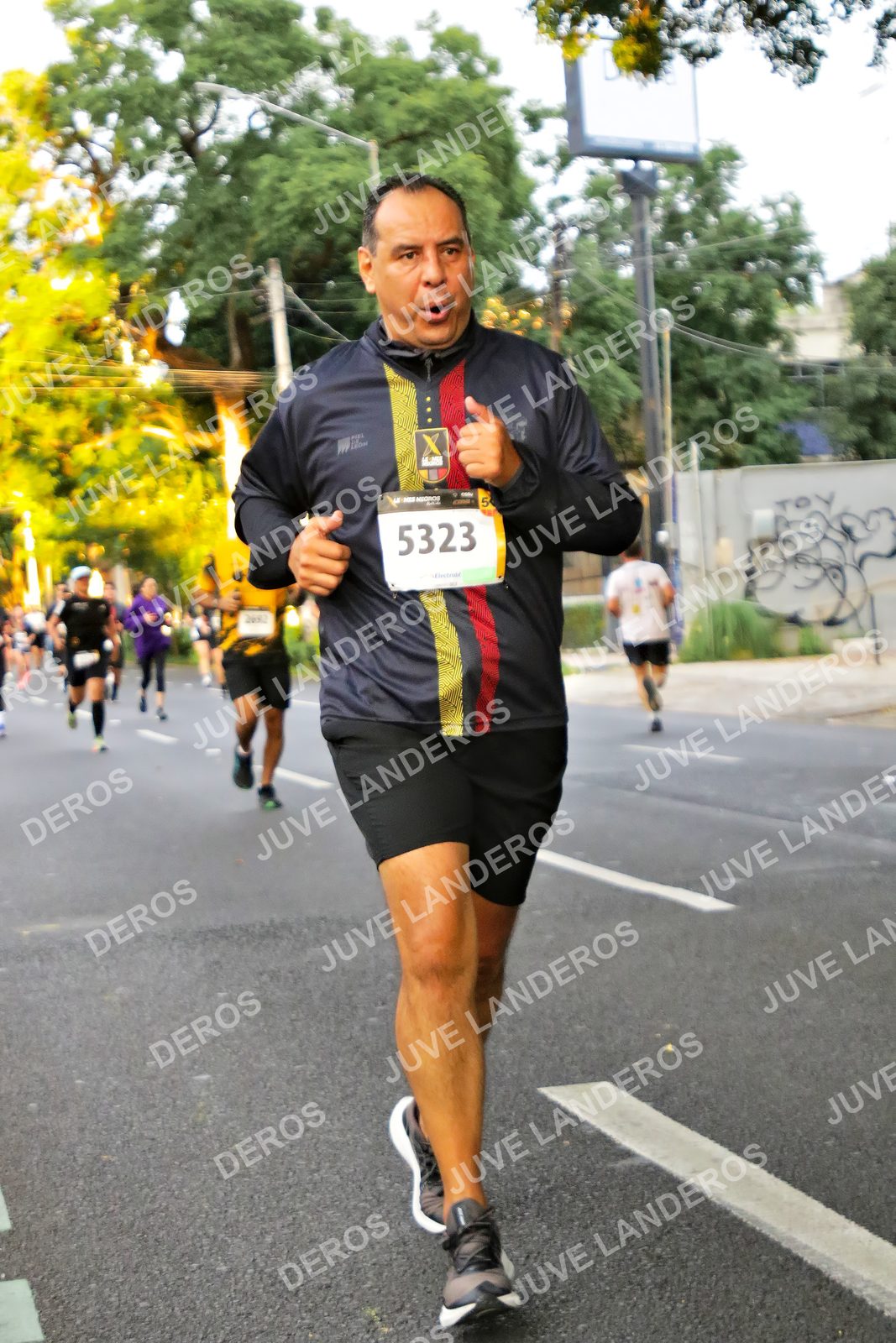 Foto de la X Carrera Leones Negros Red Cola 2026 en Rectoría General de la UdeG, Av. Juárez 976 (meta en Av. Enrique Díaz de León y Pedro Moreno), Guadalajara a las 05:03 · dorsal 5323