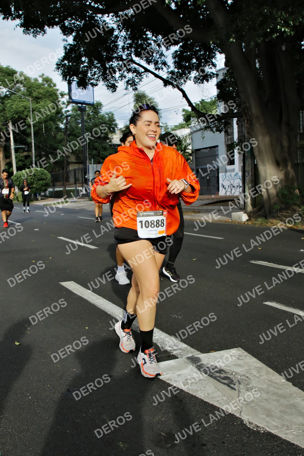 Foto de la X Carrera Leones Negros Red Cola 2026 en Rectoría General de la UdeG, Av. Juárez 976 (meta en Av. Enrique Díaz de León y Pedro Moreno), Guadalajara a las 08:11 · dorsal 10888