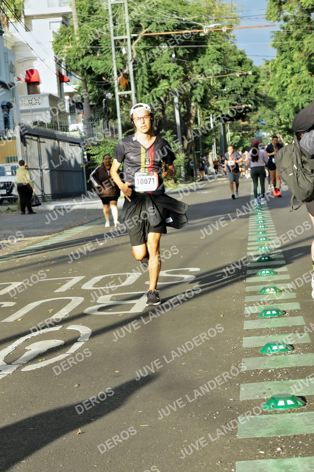 Foto de la X Carrera Leones Negros Red Cola 2026 en Rectoría General de la UdeG, Av. Juárez 976 (meta en Av. Enrique Díaz de León y Pedro Moreno), Guadalajara a las 07:54 · dorsal 10071