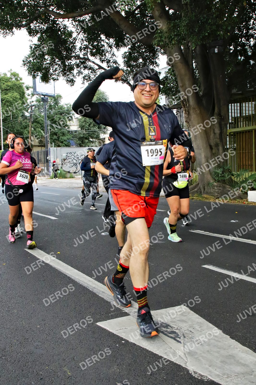 Foto de la X Carrera Leones Negros Red Cola 2026 en Rectoría General de la UdeG, Av. Juárez 976 (meta en Av. Enrique Díaz de León y Pedro Moreno), Guadalajara a las 05:09 · dorsal 1995, 3620, 1698