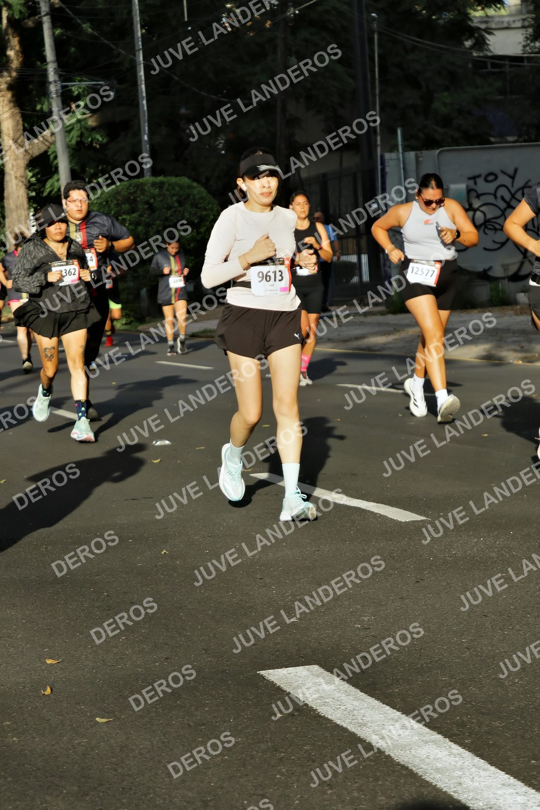 Foto de la X Carrera Leones Negros Red Cola 2026 en Rectoría General de la UdeG, Av. Juárez 976 (meta en Av. Enrique Díaz de León y Pedro Moreno), Guadalajara a las 07:56 · dorsal 9613, 12577, 362