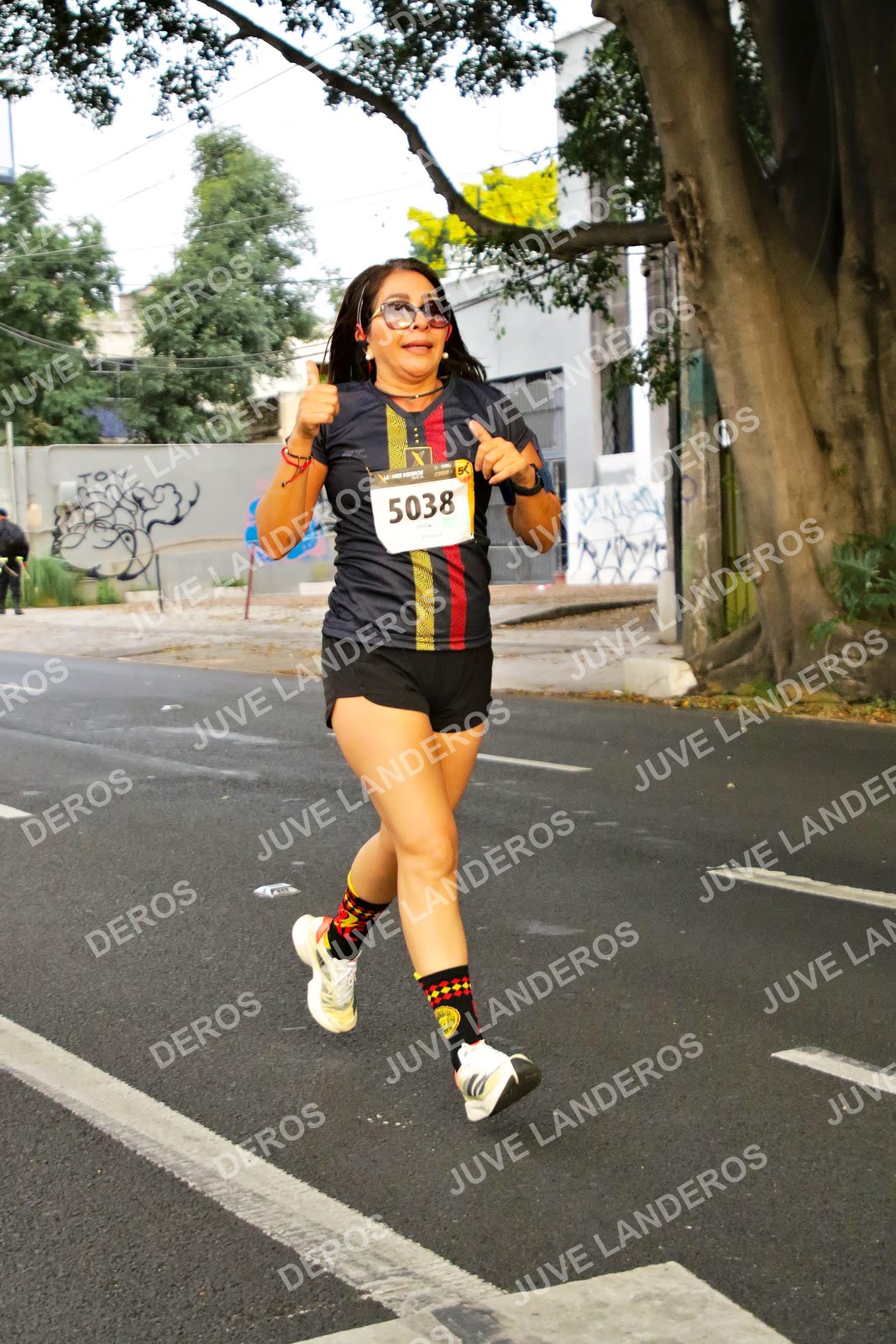 Foto de la X Carrera Leones Negros Red Cola 2026 en Rectoría General de la UdeG, Av. Juárez 976 (meta en Av. Enrique Díaz de León y Pedro Moreno), Guadalajara a las 05:01 · dorsal 5038