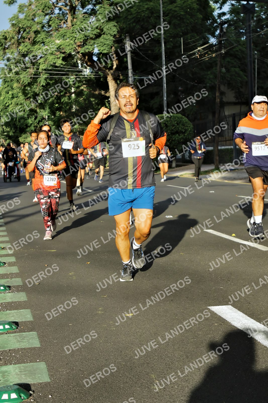 Foto de la X Carrera Leones Negros Red Cola 2026 en Rectoría General de la UdeG, Av. Juárez 976 (meta en Av. Enrique Díaz de León y Pedro Moreno), Guadalajara a las 07:46 · dorsal 925, 9512, 12287, 10056