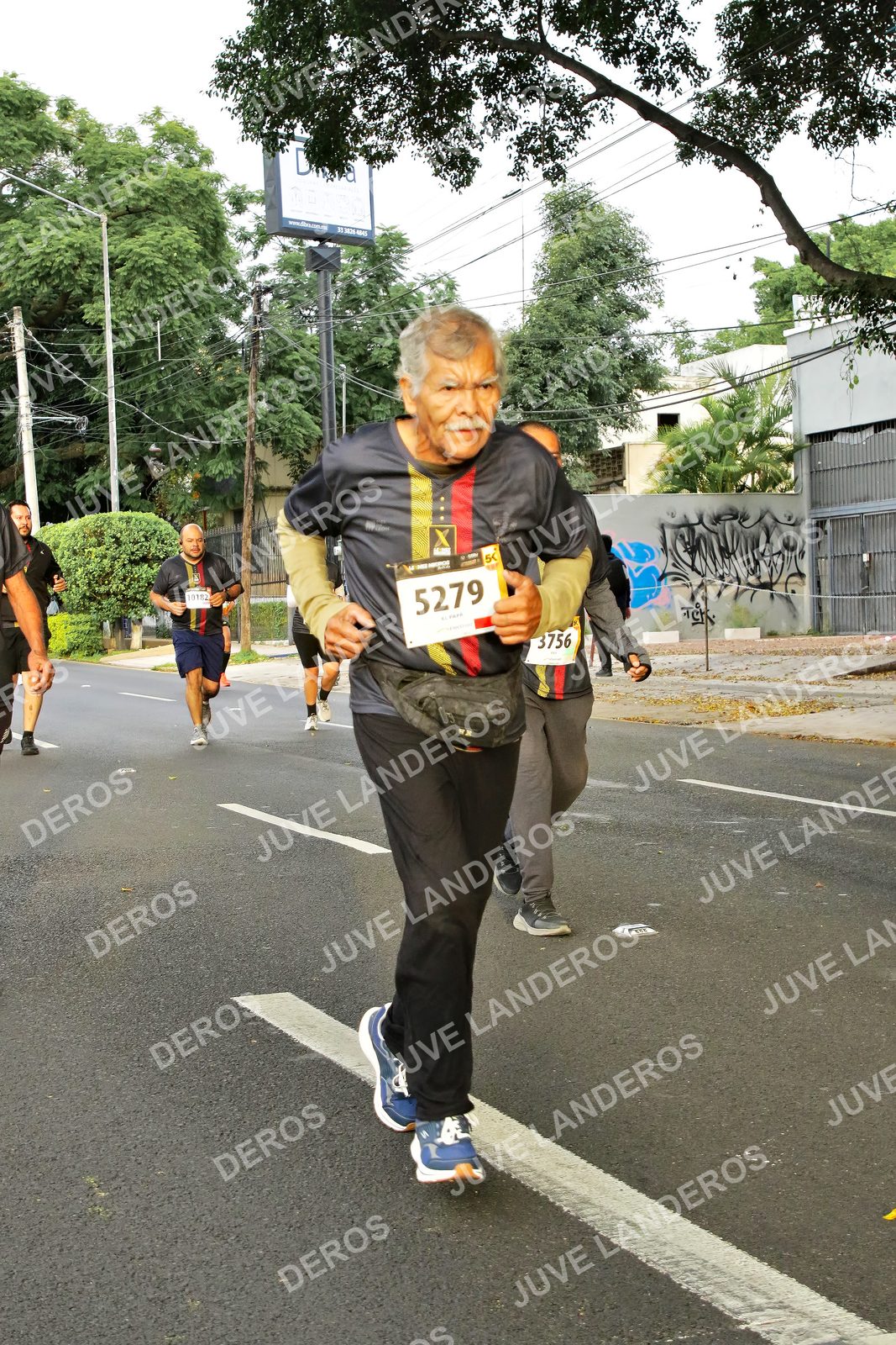 Foto de la X Carrera Leones Negros Red Cola 2026 en Rectoría General de la UdeG, Av. Juárez 976 (meta en Av. Enrique Díaz de León y Pedro Moreno), Guadalajara a las 07:21 · dorsal 5279, 3756, 10182