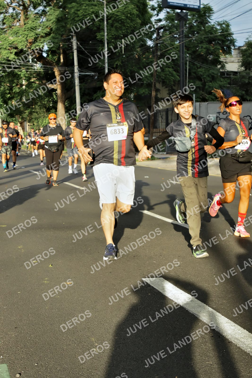 Foto de la X Carrera Leones Negros Red Cola 2026 en Rectoría General de la UdeG, Av. Juárez 976 (meta en Av. Enrique Díaz de León y Pedro Moreno), Guadalajara a las 07:38 · dorsal 6833, 454