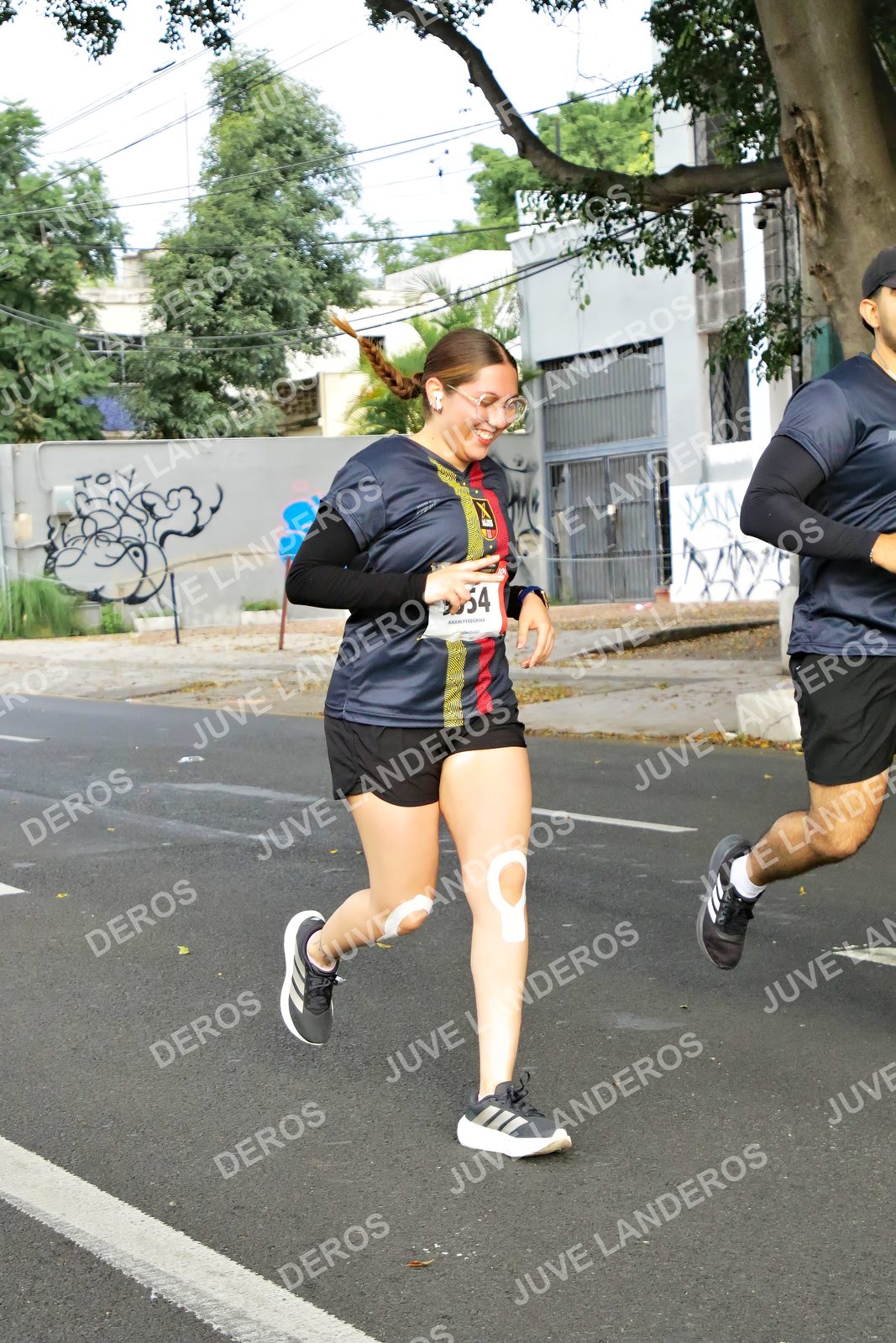 Foto de la X Carrera Leones Negros Red Cola 2026 en Rectoría General de la UdeG, Av. Juárez 976 (meta en Av. Enrique Díaz de León y Pedro Moreno), Guadalajara a las 08:19 · dorsal 54