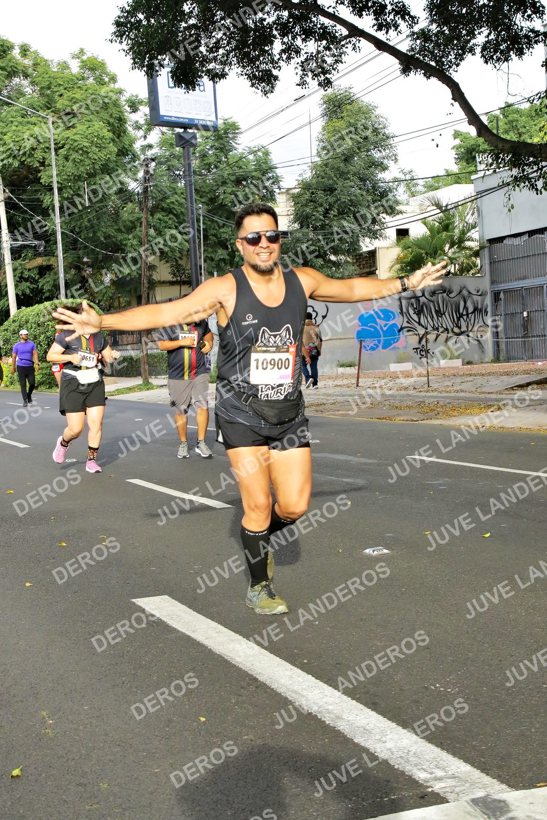Foto de la X Carrera Leones Negros Red Cola 2026 en Rectoría General de la UdeG, Av. Juárez 976 (meta en Av. Enrique Díaz de León y Pedro Moreno), Guadalajara a las 08:10 · dorsal 10900, 651