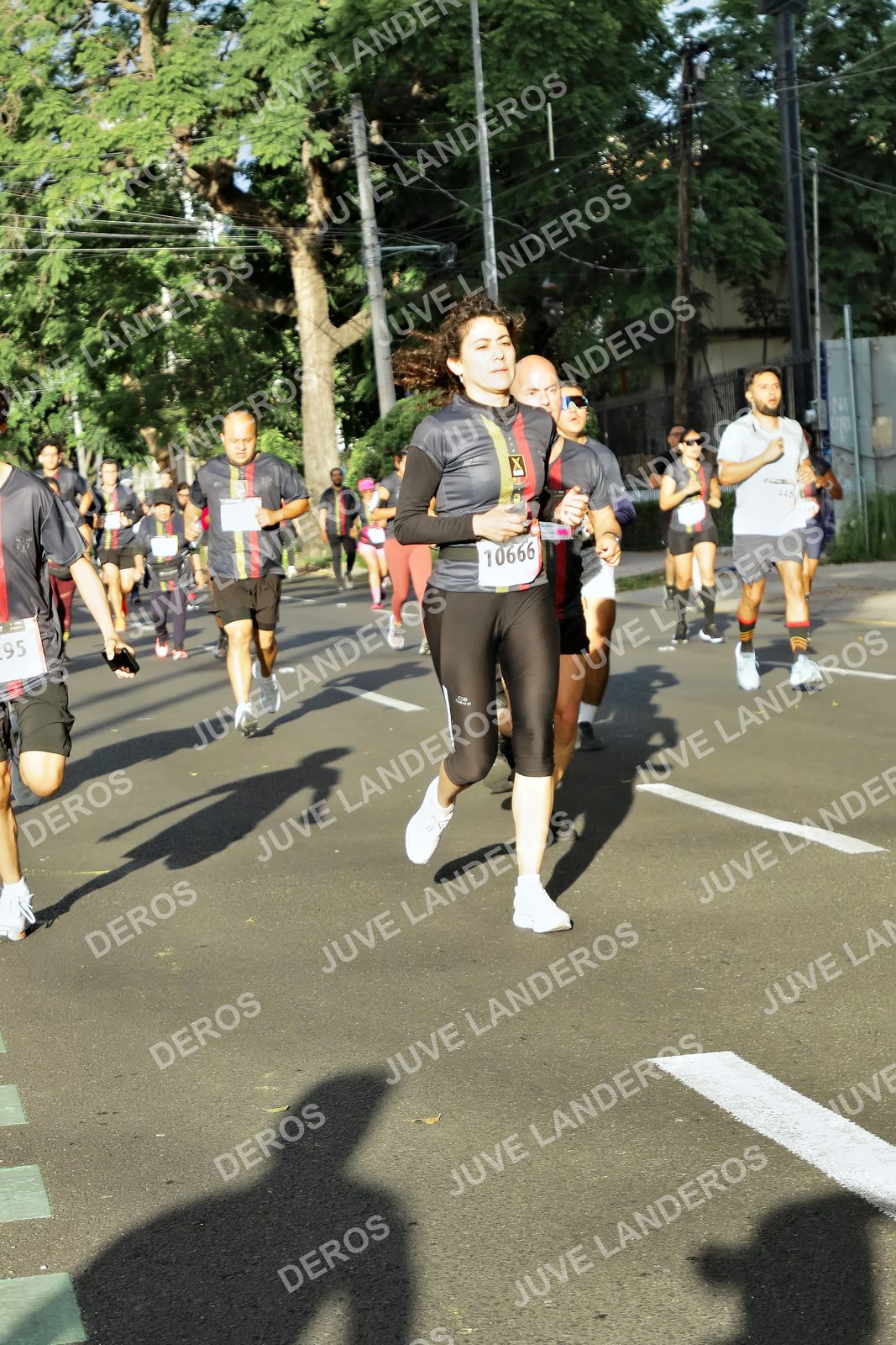 Foto de la X Carrera Leones Negros Red Cola 2026 en Rectoría General de la UdeG, Av. Juárez 976 (meta en Av. Enrique Díaz de León y Pedro Moreno), Guadalajara a las 07:51 · dorsal 10666
