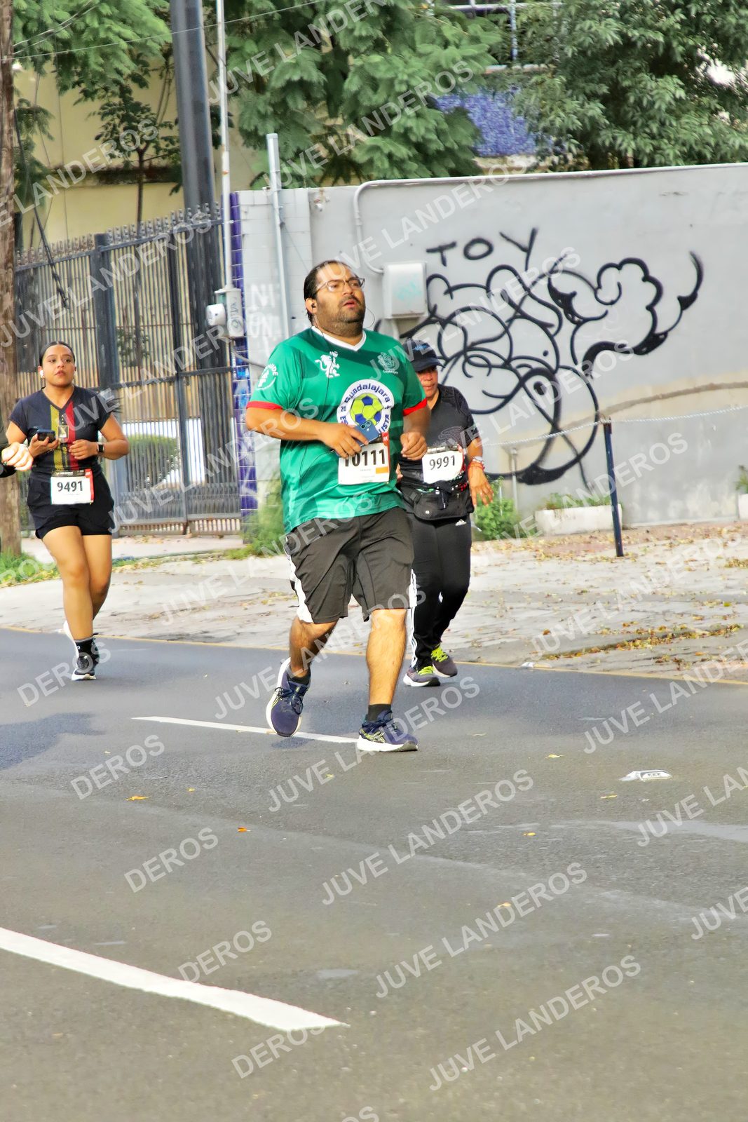 Foto de la X Carrera Leones Negros Red Cola 2026 en Rectoría General de la UdeG, Av. Juárez 976 (meta en Av. Enrique Díaz de León y Pedro Moreno), Guadalajara a las 08:12 · dorsal 9491, 9991, 20, 10111