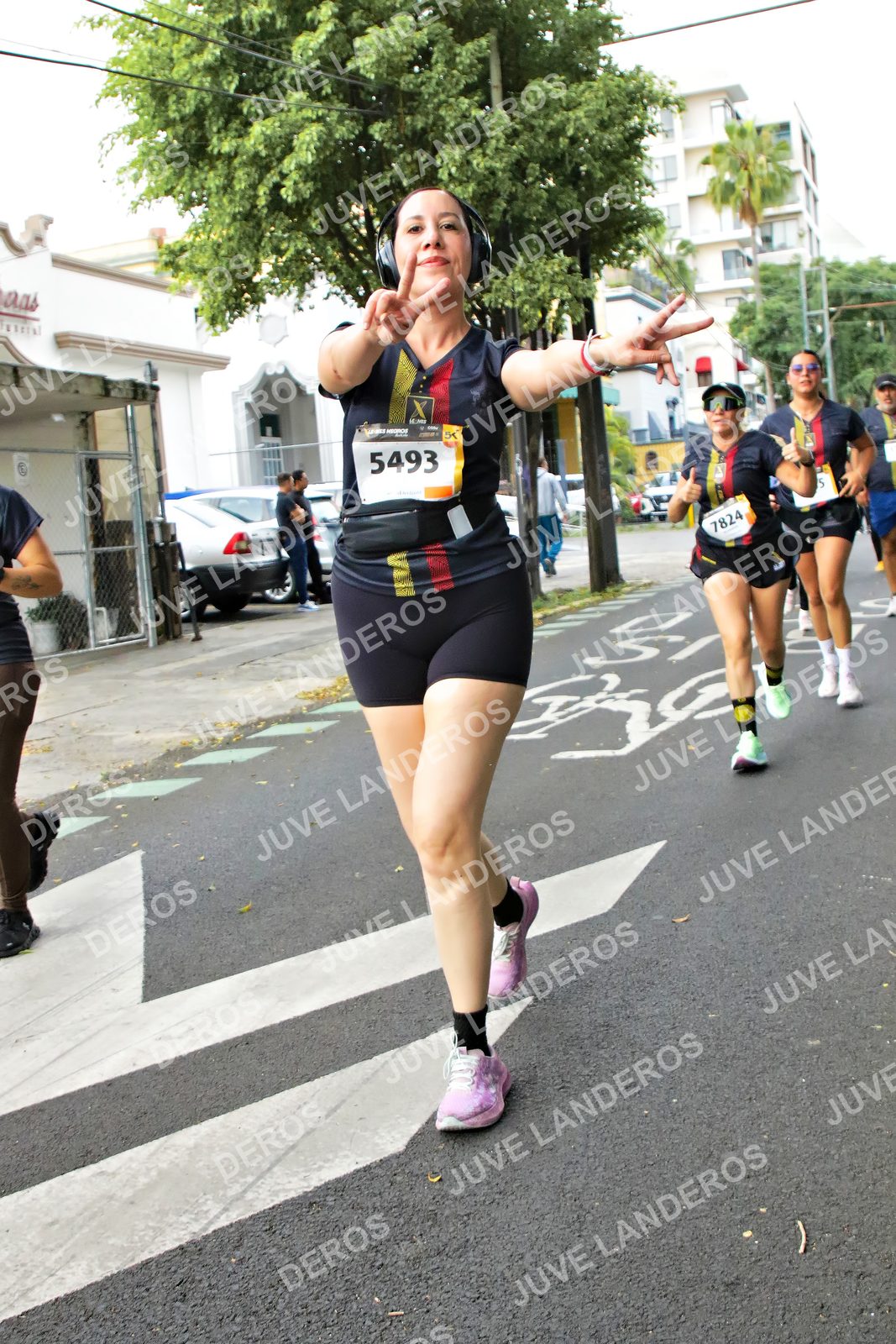 Foto de la X Carrera Leones Negros Red Cola 2026 en Rectoría General de la UdeG, Av. Juárez 976 (meta en Av. Enrique Díaz de León y Pedro Moreno), Guadalajara a las 07:16 · dorsal 5493, 7824
