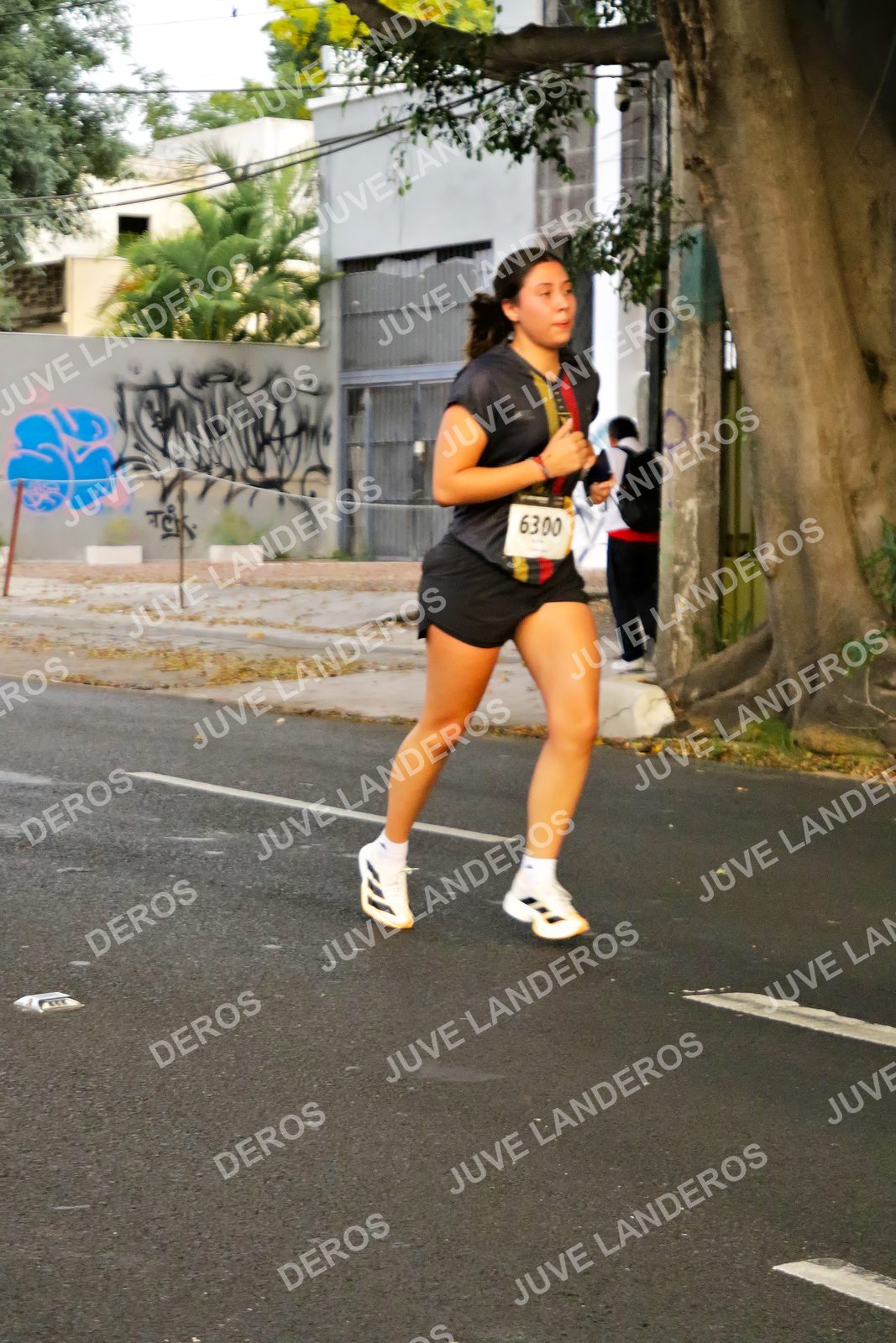 Foto de la X Carrera Leones Negros Red Cola 2026 en Rectoría General de la UdeG, Av. Juárez 976 (meta en Av. Enrique Díaz de León y Pedro Moreno), Guadalajara a las 05:00 · dorsal 6300