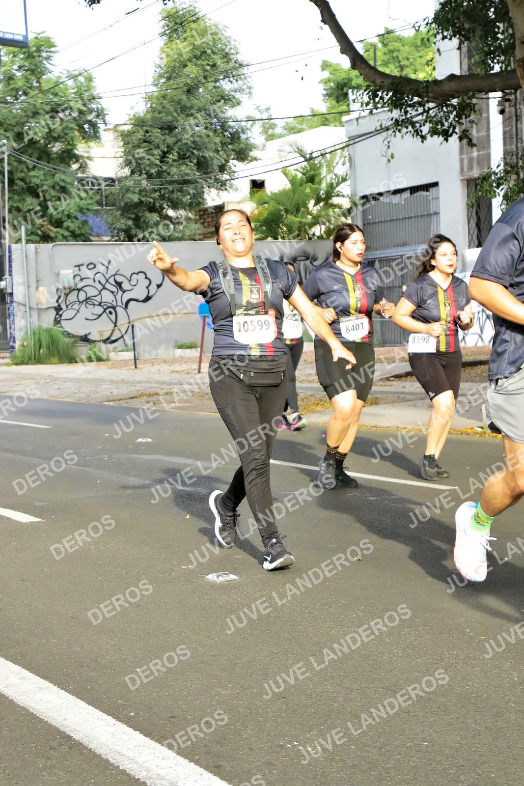 Foto de la X Carrera Leones Negros Red Cola 2026 en Rectoría General de la UdeG, Av. Juárez 976 (meta en Av. Enrique Díaz de León y Pedro Moreno), Guadalajara a las 08:11 · dorsal 8398, 8401, 10599