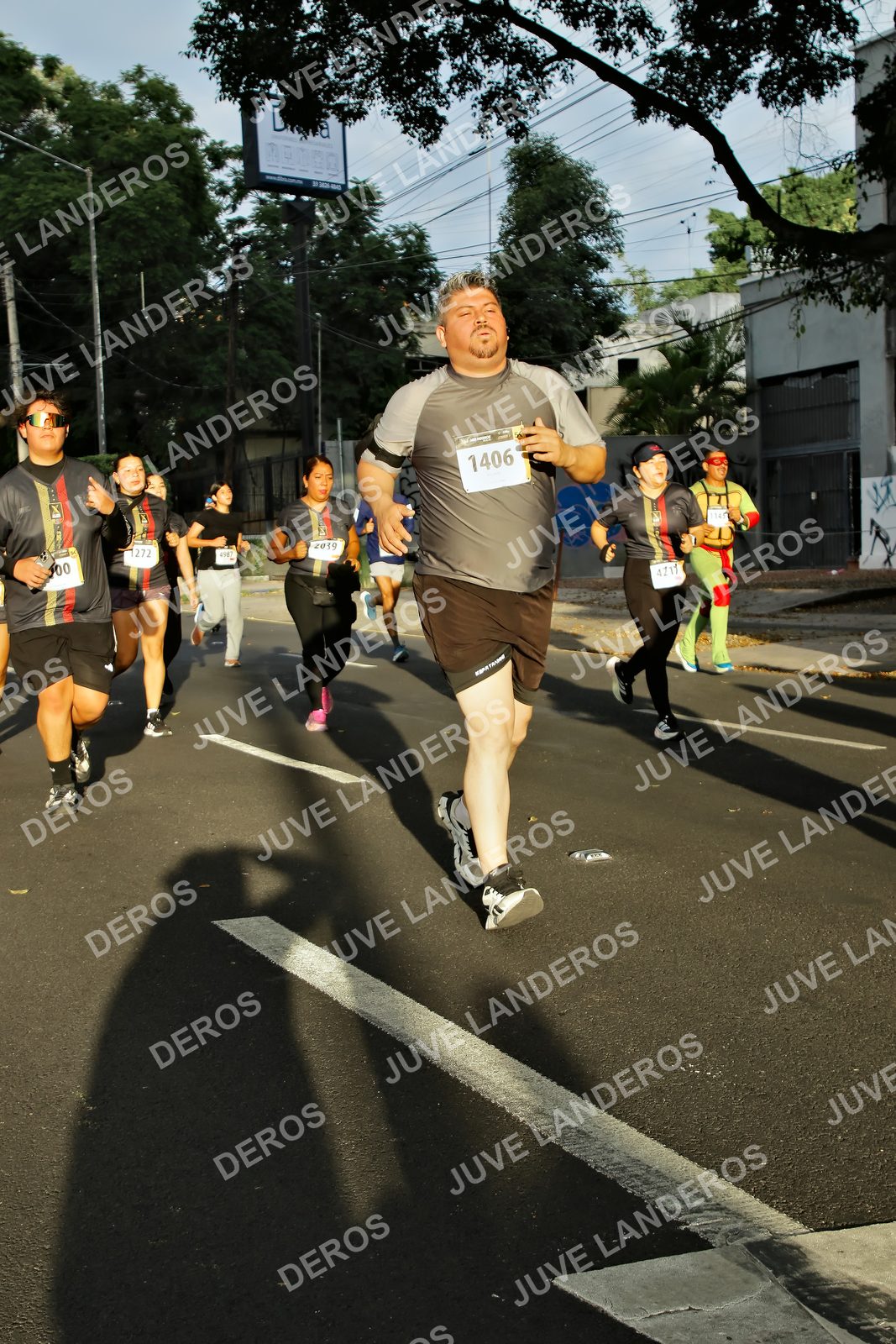 Foto de la X Carrera Leones Negros Red Cola 2026 en Rectoría General de la UdeG, Av. Juárez 976 (meta en Av. Enrique Díaz de León y Pedro Moreno), Guadalajara a las 07:30 · dorsal 1406, 2039, 1272