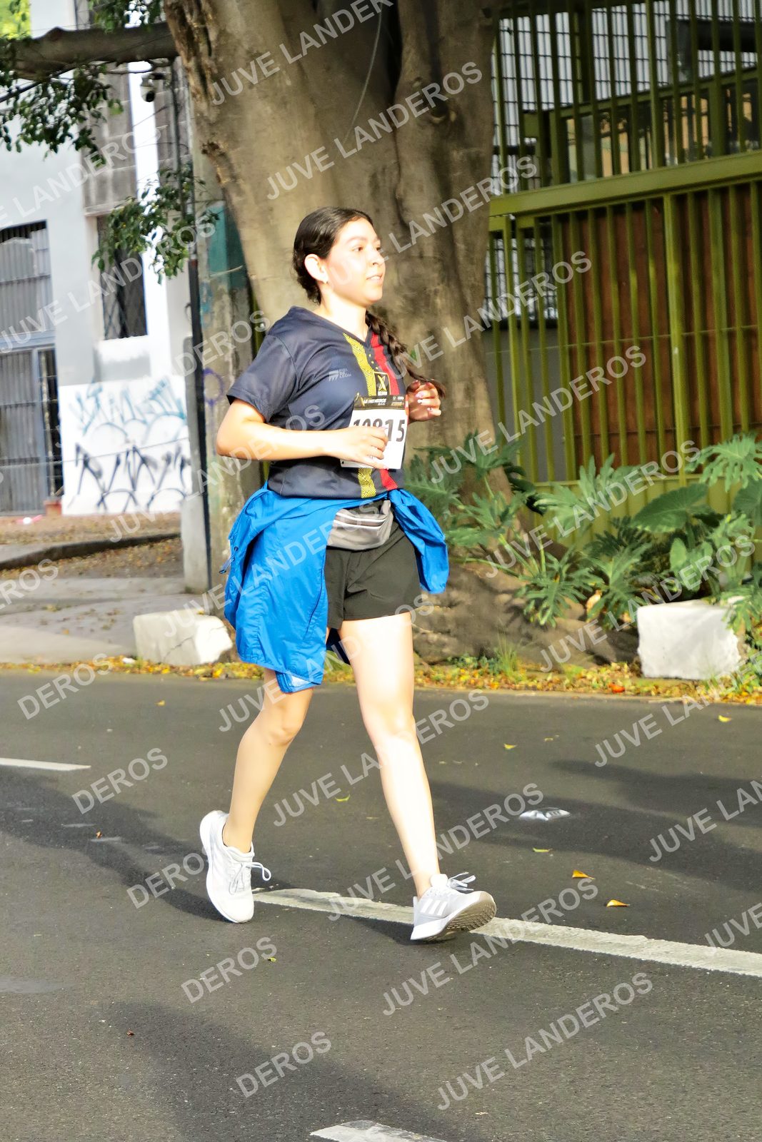Foto de la X Carrera Leones Negros Red Cola 2026 en Rectoría General de la UdeG, Av. Juárez 976 (meta en Av. Enrique Díaz de León y Pedro Moreno), Guadalajara a las 08:06 · dorsal 10
