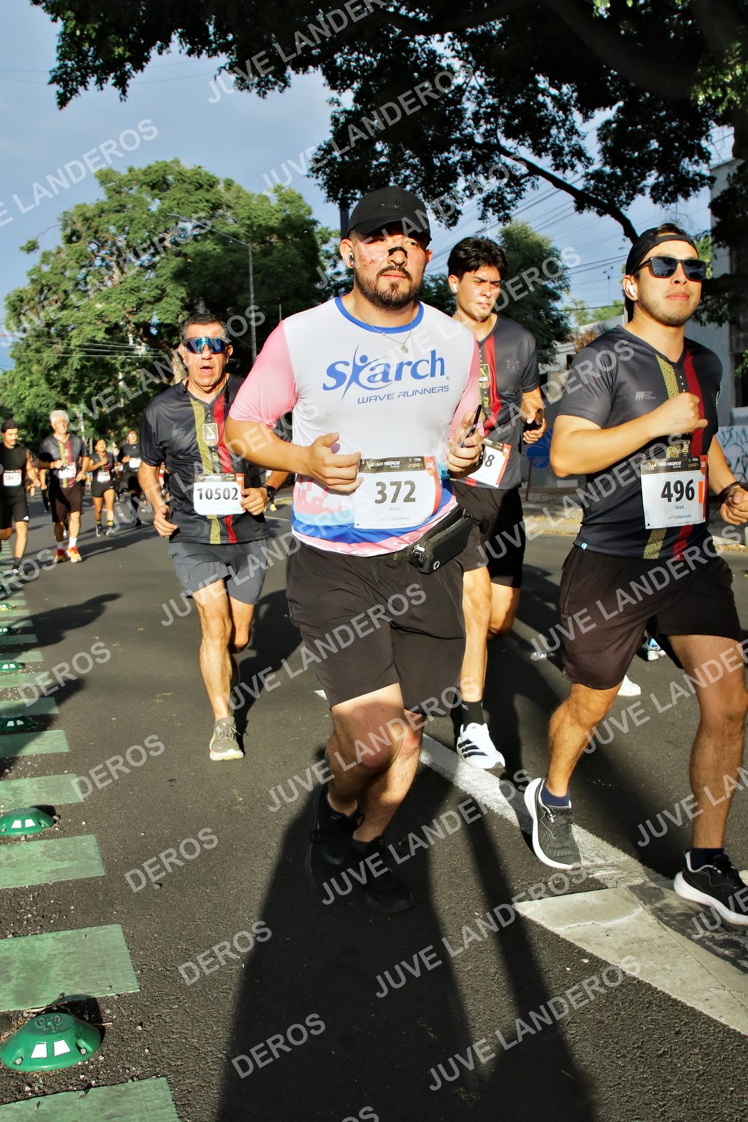 Foto de la X Carrera Leones Negros Red Cola 2026 en Rectoría General de la UdeG, Av. Juárez 976 (meta en Av. Enrique Díaz de León y Pedro Moreno), Guadalajara a las 07:48 · dorsal 372, 496, 10502