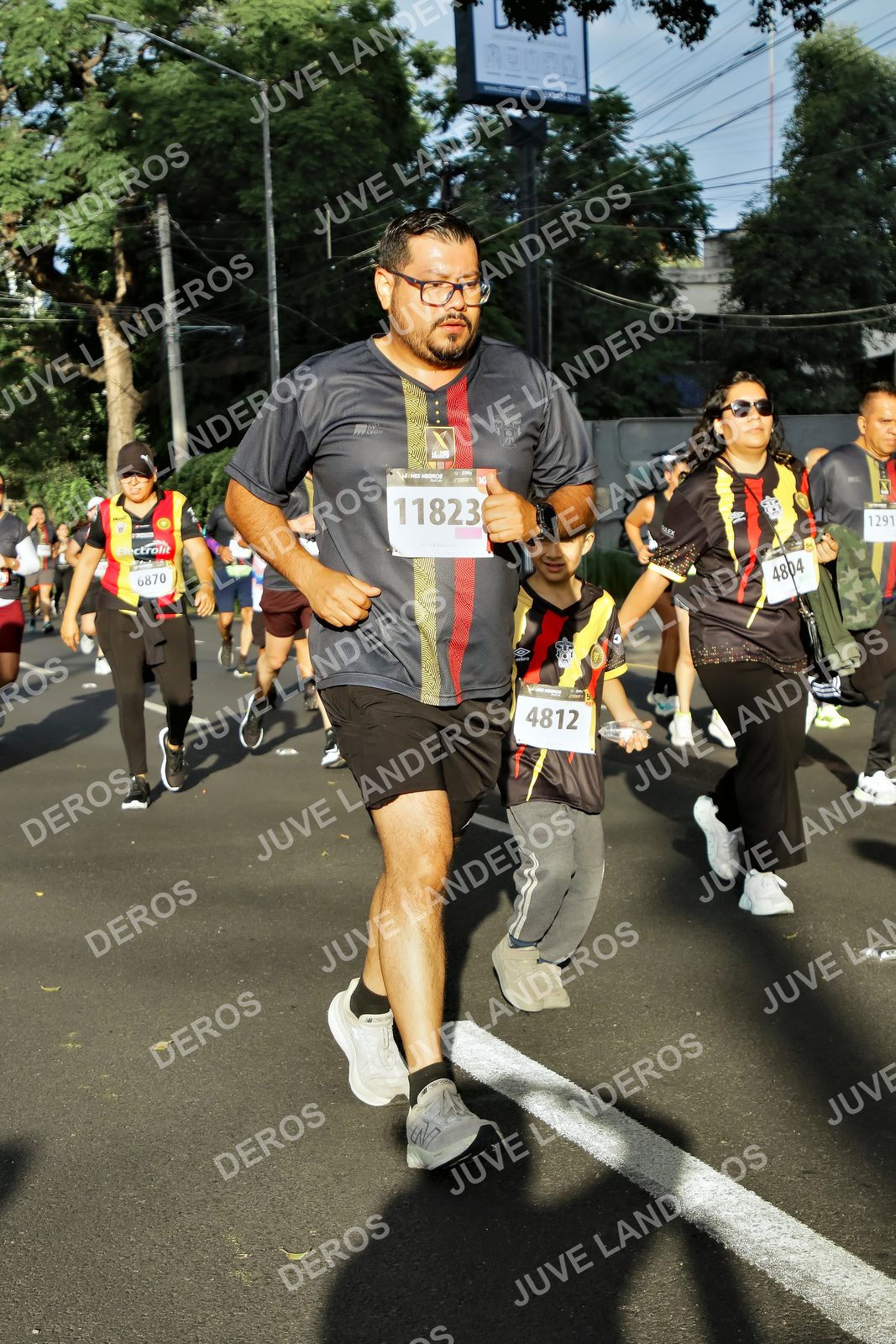 Foto de la X Carrera Leones Negros Red Cola 2026 en Rectoría General de la UdeG, Av. Juárez 976 (meta en Av. Enrique Díaz de León y Pedro Moreno), Guadalajara a las 07:45 · dorsal 11823, 4812, 1291, 4804