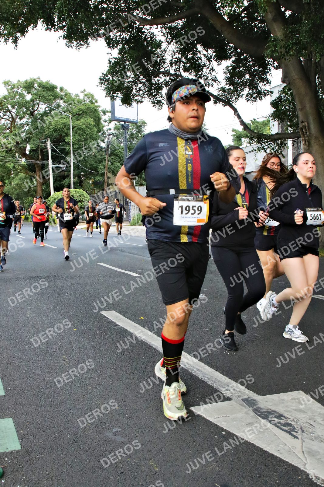 Foto de la X Carrera Leones Negros Red Cola 2026 en Rectoría General de la UdeG, Av. Juárez 976 (meta en Av. Enrique Díaz de León y Pedro Moreno), Guadalajara a las 05:10 · dorsal 1959, 5661, 4136