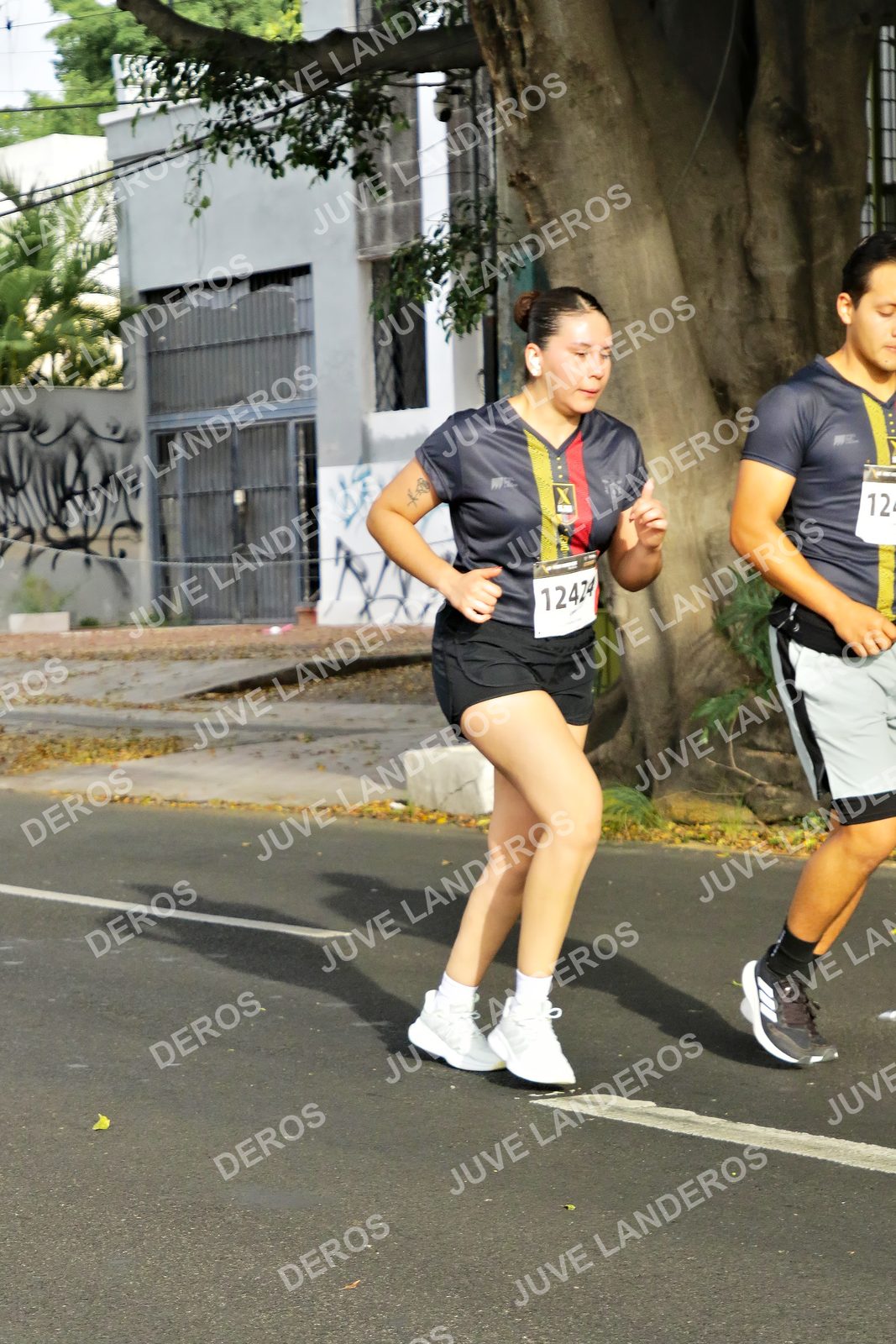 Foto de la X Carrera Leones Negros Red Cola 2026 en Rectoría General de la UdeG, Av. Juárez 976 (meta en Av. Enrique Díaz de León y Pedro Moreno), Guadalajara a las 08:12 · dorsal 12424