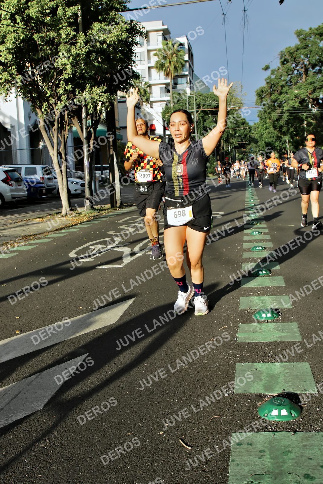 Foto de la X Carrera Leones Negros Red Cola 2026 en Rectoría General de la UdeG, Av. Juárez 976 (meta en Av. Enrique Díaz de León y Pedro Moreno), Guadalajara a las 07:52 · dorsal 698, 12097, 1358