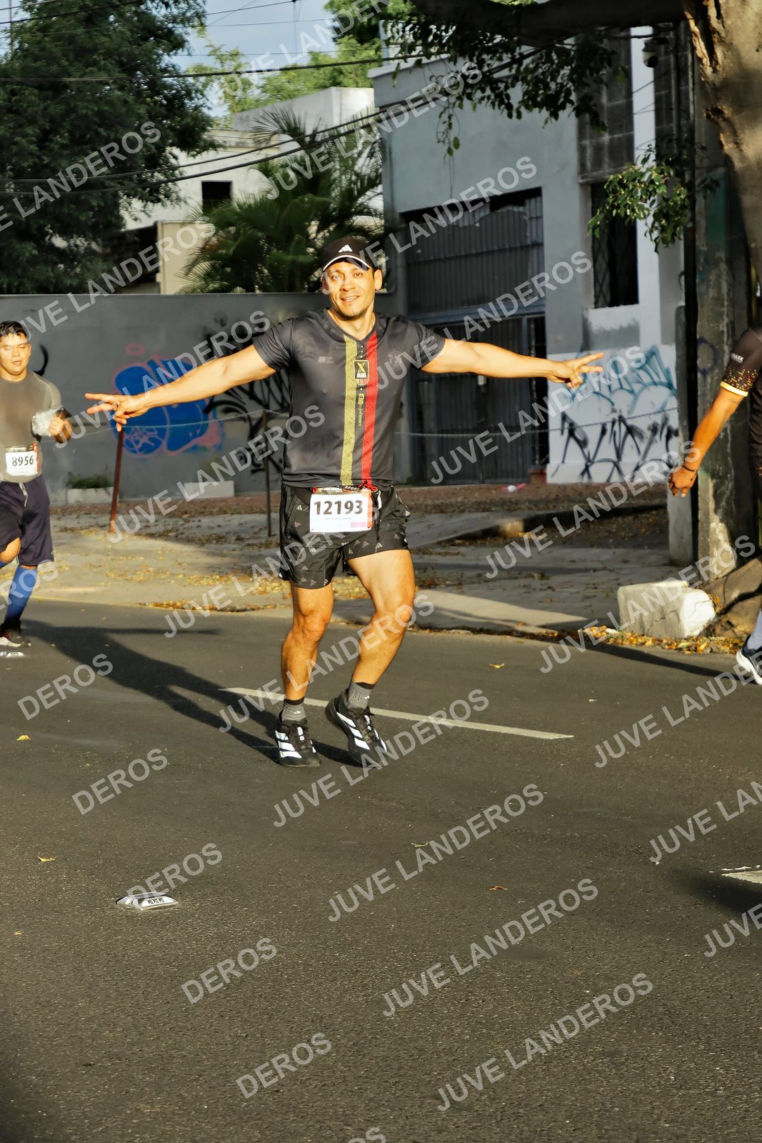 Foto de la X Carrera Leones Negros Red Cola 2026 en Rectoría General de la UdeG, Av. Juárez 976 (meta en Av. Enrique Díaz de León y Pedro Moreno), Guadalajara a las 07:36 · dorsal 12193, 8956