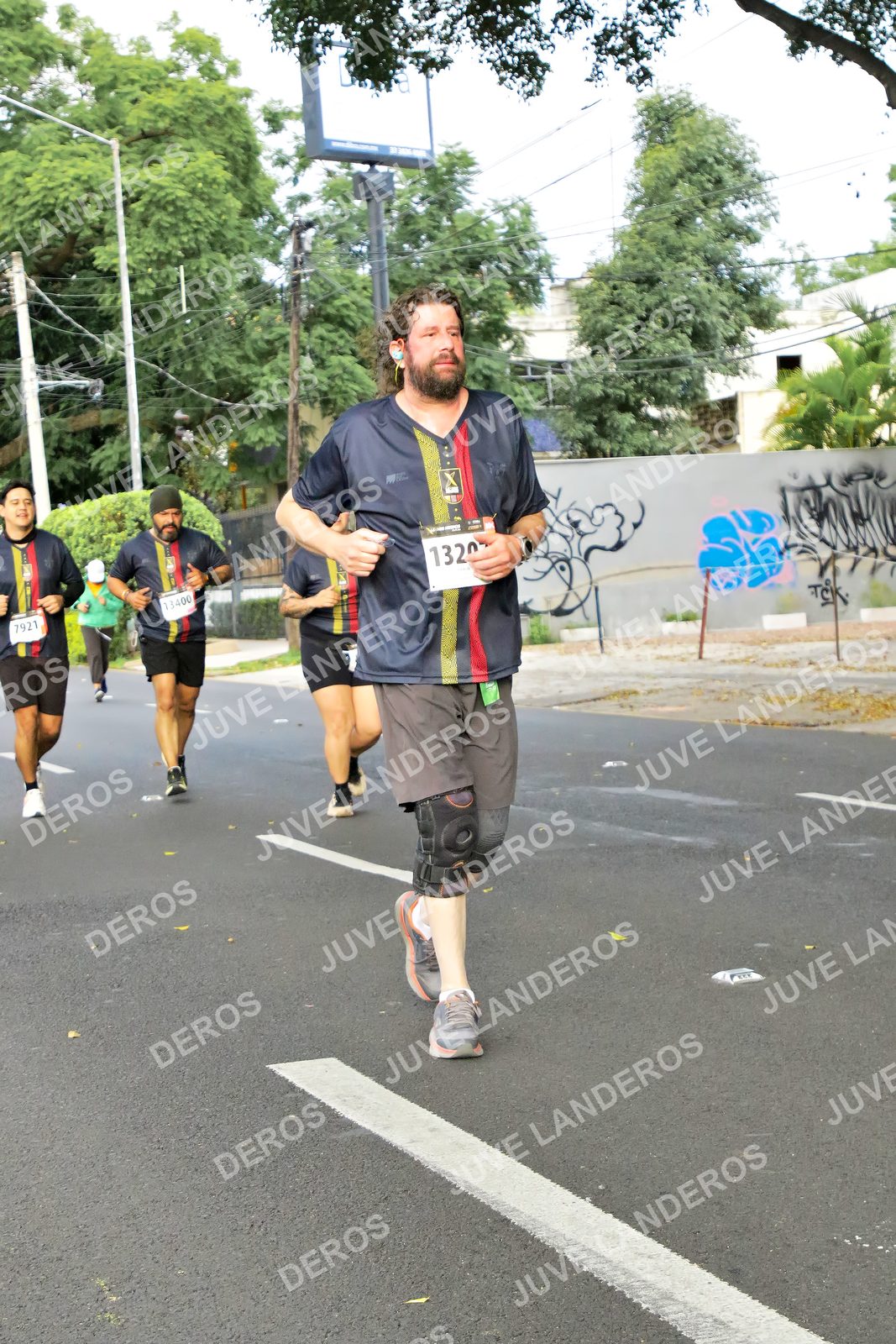 Foto de la X Carrera Leones Negros Red Cola 2026 en Rectoría General de la UdeG, Av. Juárez 976 (meta en Av. Enrique Díaz de León y Pedro Moreno), Guadalajara a las 08:15 · dorsal 7921, 13400, 1320