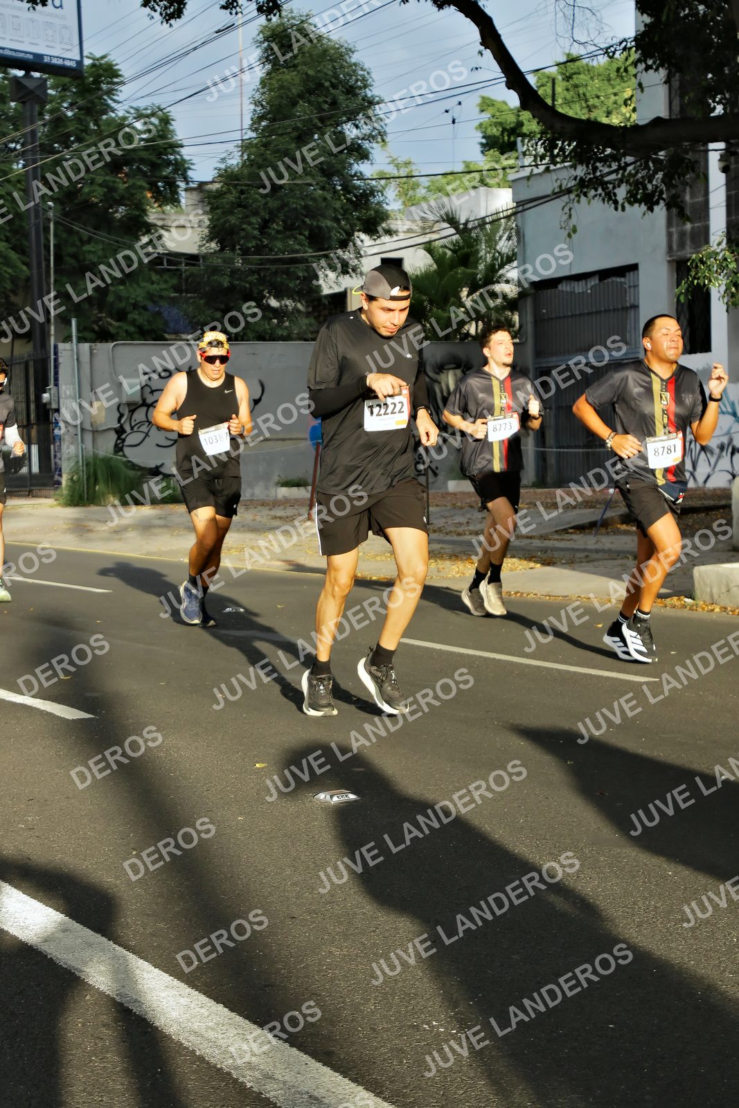 Foto de la X Carrera Leones Negros Red Cola 2026 en Rectoría General de la UdeG, Av. Juárez 976 (meta en Av. Enrique Díaz de León y Pedro Moreno), Guadalajara a las 07:38 · dorsal 8781, 8773, 10387
