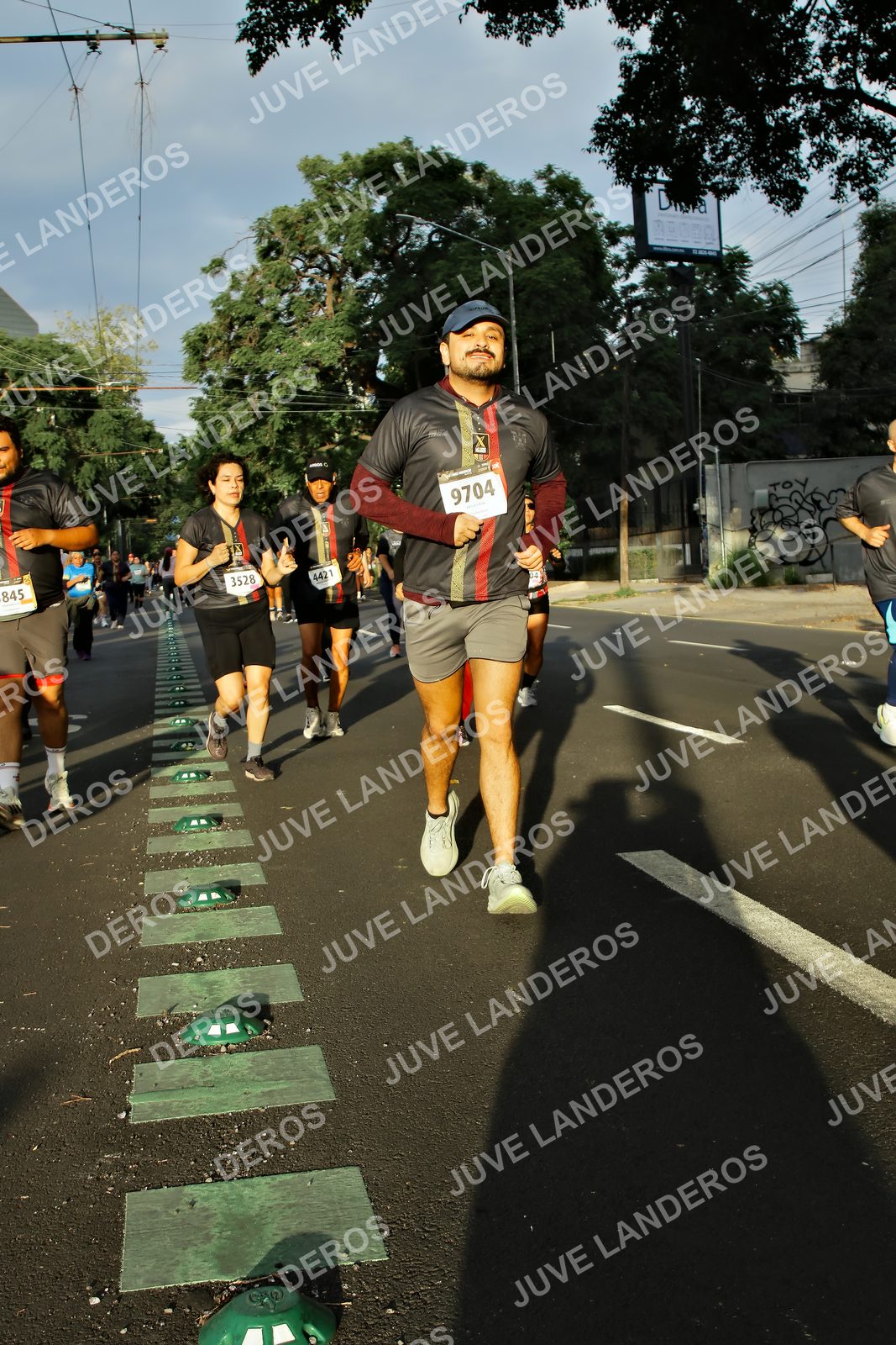 Foto de la X Carrera Leones Negros Red Cola 2026 en Rectoría General de la UdeG, Av. Juárez 976 (meta en Av. Enrique Díaz de León y Pedro Moreno), Guadalajara a las 07:26 · dorsal 9704, 3528, 845, 4421