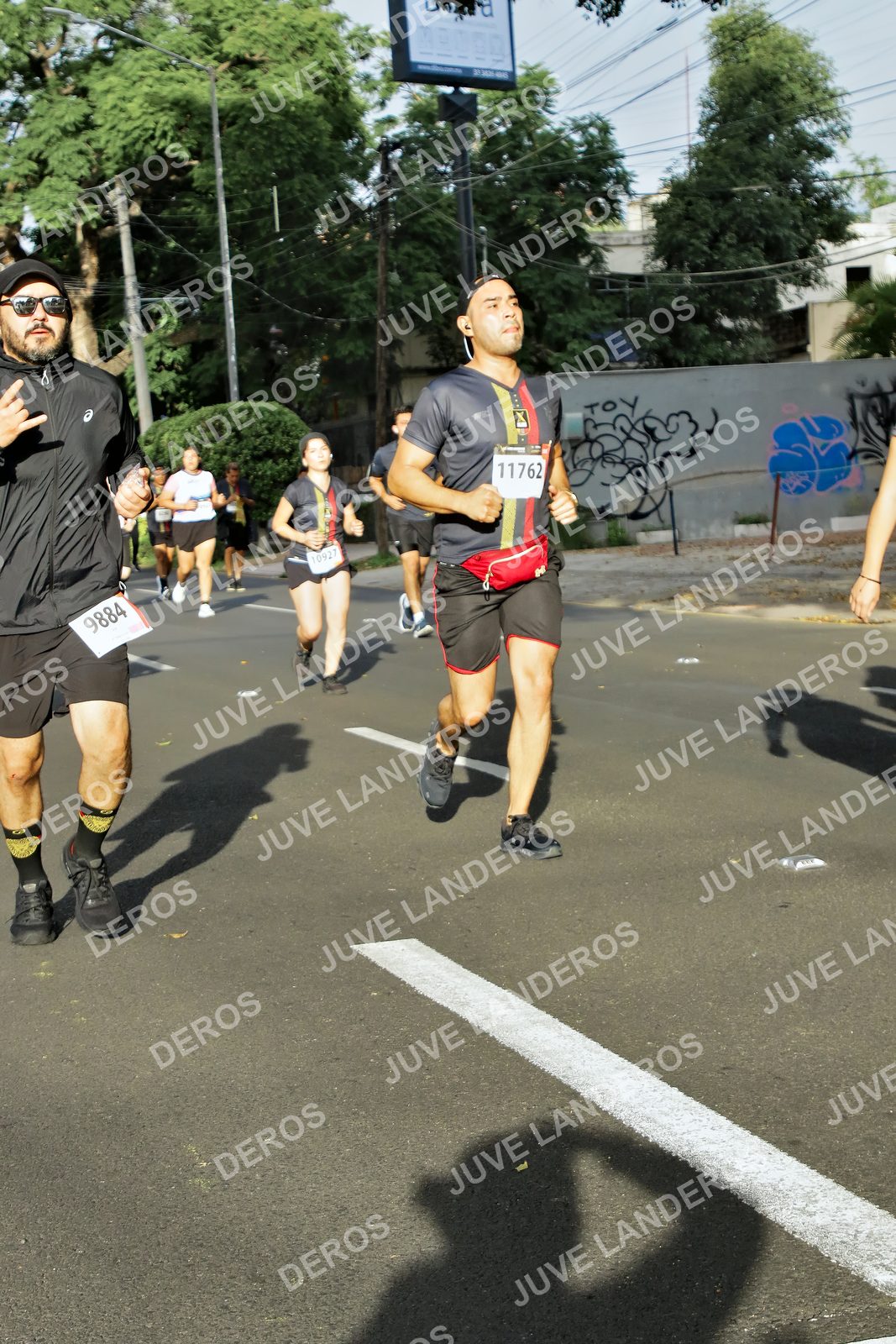 Foto de la X Carrera Leones Negros Red Cola 2026 en Rectoría General de la UdeG, Av. Juárez 976 (meta en Av. Enrique Díaz de León y Pedro Moreno), Guadalajara a las 08:00 · dorsal 11762, 9884, 10927