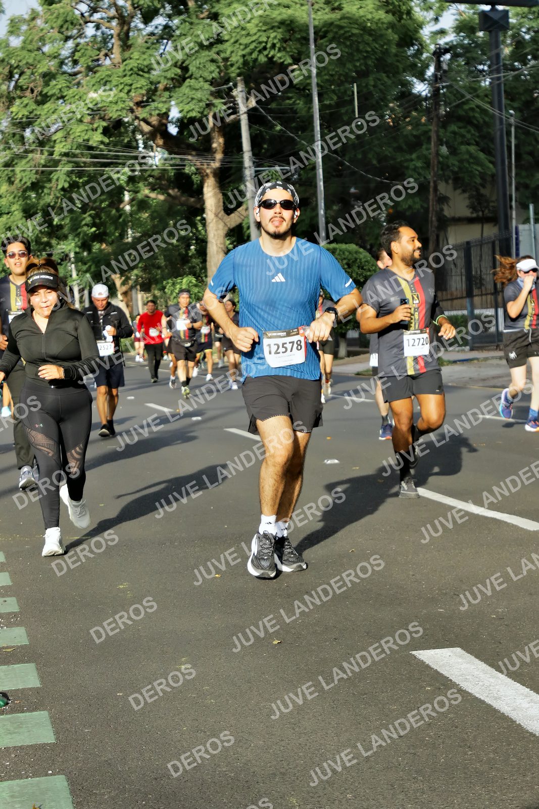 Foto de la X Carrera Leones Negros Red Cola 2026 en Rectoría General de la UdeG, Av. Juárez 976 (meta en Av. Enrique Díaz de León y Pedro Moreno), Guadalajara a las 08:01 · dorsal 12578, 12720, 2527