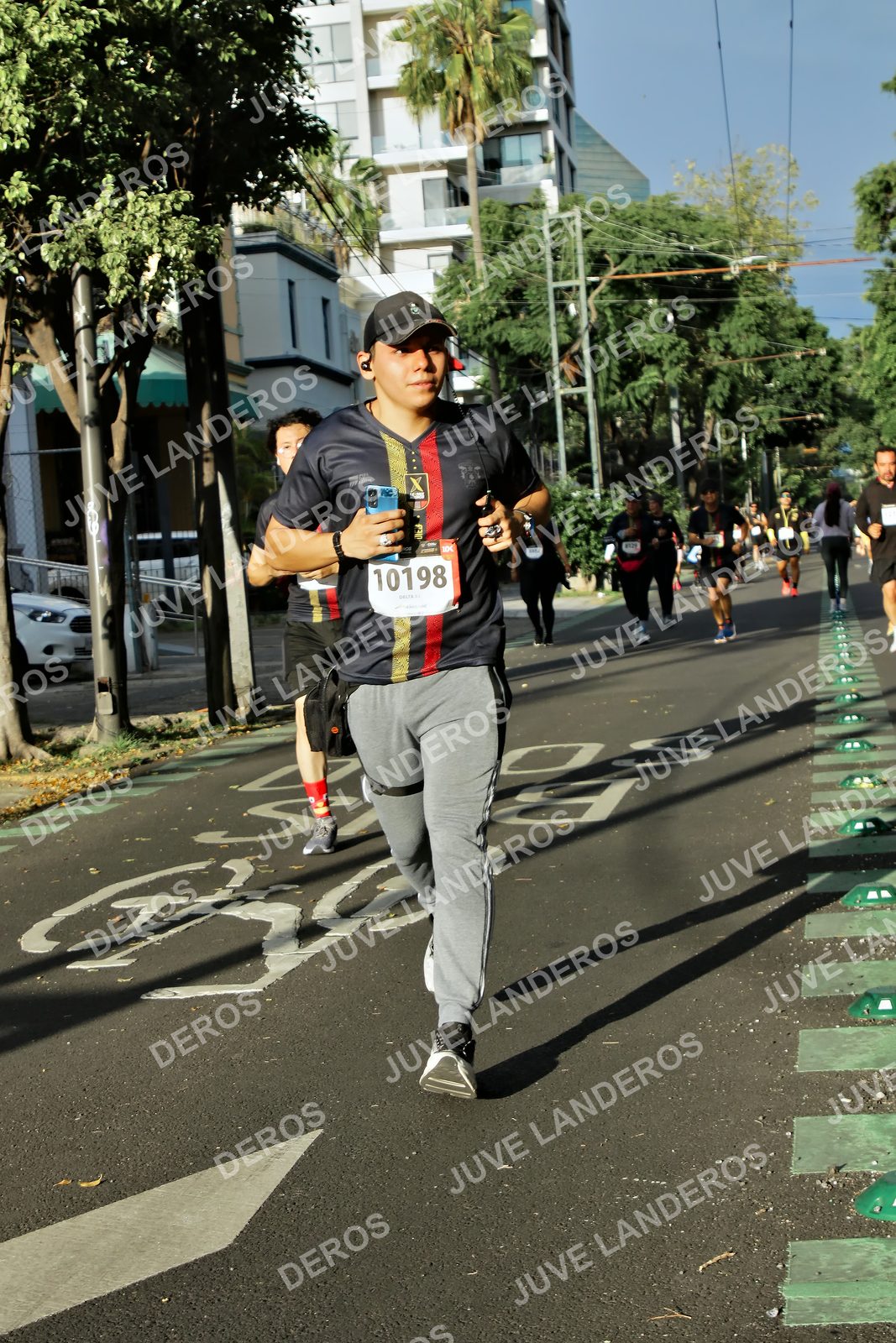 Foto de la X Carrera Leones Negros Red Cola 2026 en Rectoría General de la UdeG, Av. Juárez 976 (meta en Av. Enrique Díaz de León y Pedro Moreno), Guadalajara a las 07:52 · dorsal 10198