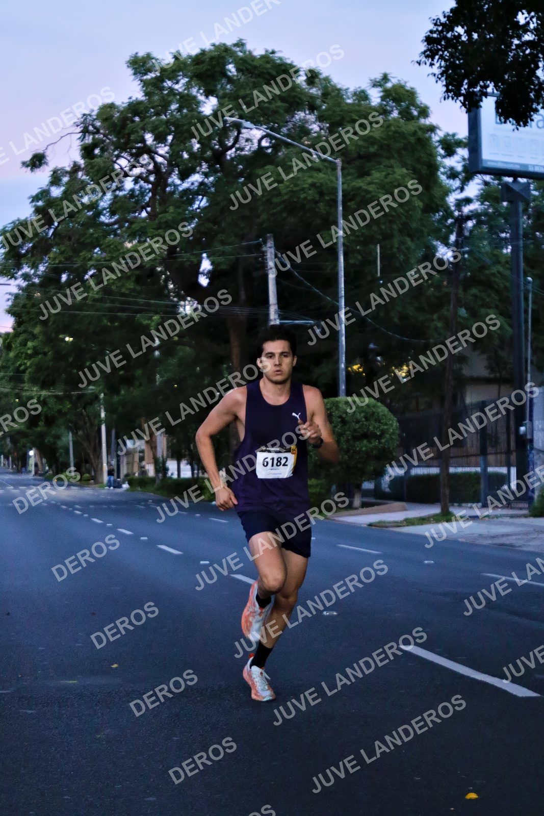 Foto de la X Carrera Leones Negros Red Cola 2026 en Rectoría General de la UdeG, Av. Juárez 976 (meta en Av. Enrique Díaz de León y Pedro Moreno), Guadalajara a las 04:48 · dorsal 6182