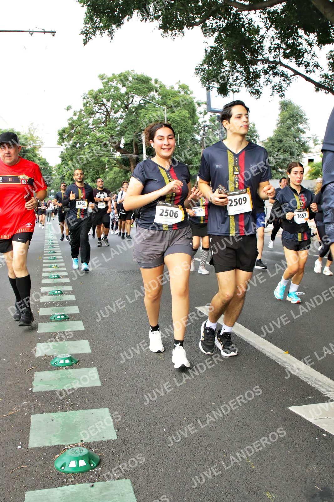 Foto de la X Carrera Leones Negros Red Cola 2026 en Rectoría General de la UdeG, Av. Juárez 976 (meta en Av. Enrique Díaz de León y Pedro Moreno), Guadalajara a las 07:17 · dorsal 2506, 2509, 5896, 1657