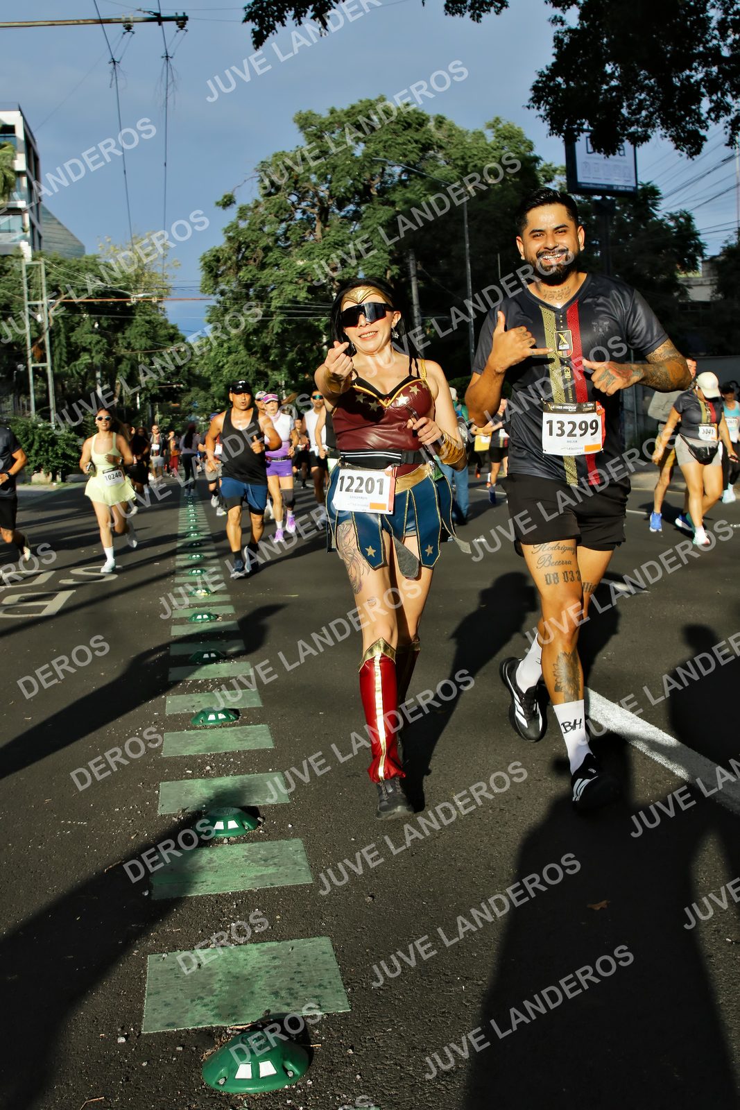 Foto de la X Carrera Leones Negros Red Cola 2026 en Rectoría General de la UdeG, Av. Juárez 976 (meta en Av. Enrique Díaz de León y Pedro Moreno), Guadalajara a las 07:49 · dorsal 13299, 12201, 10240