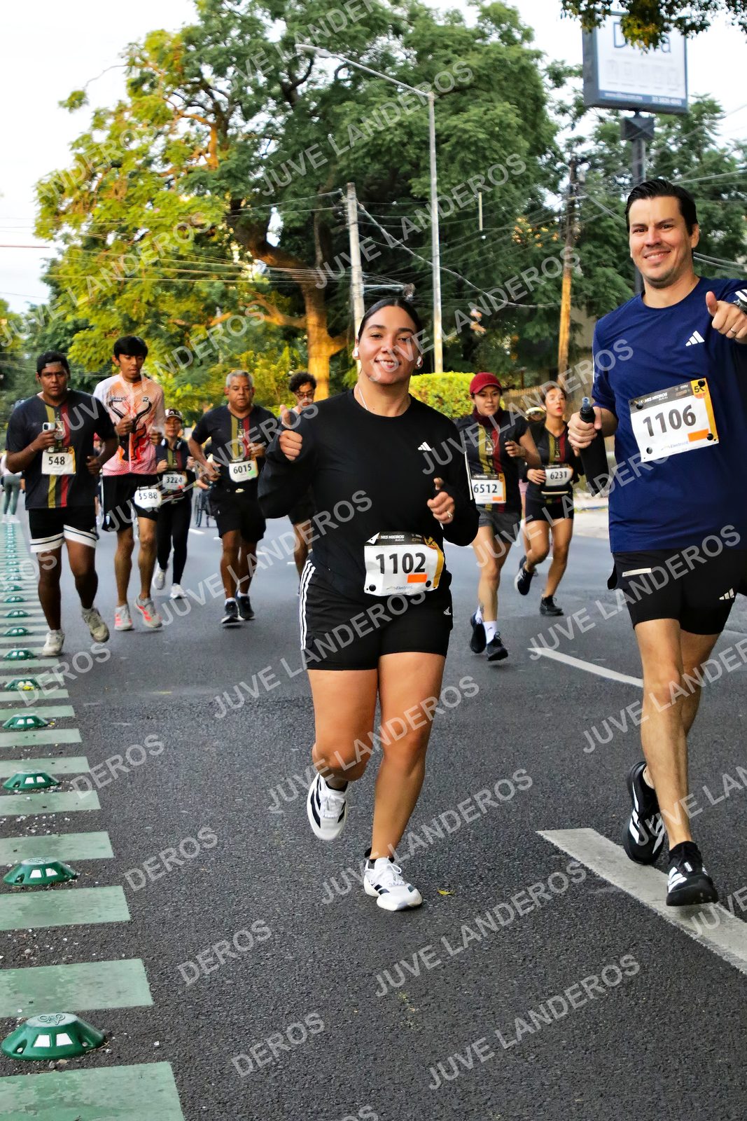 Foto de la X Carrera Leones Negros Red Cola 2026 en Rectoría General de la UdeG, Av. Juárez 976 (meta en Av. Enrique Díaz de León y Pedro Moreno), Guadalajara a las 05:06 · dorsal 1102, 1106, 6231, 548