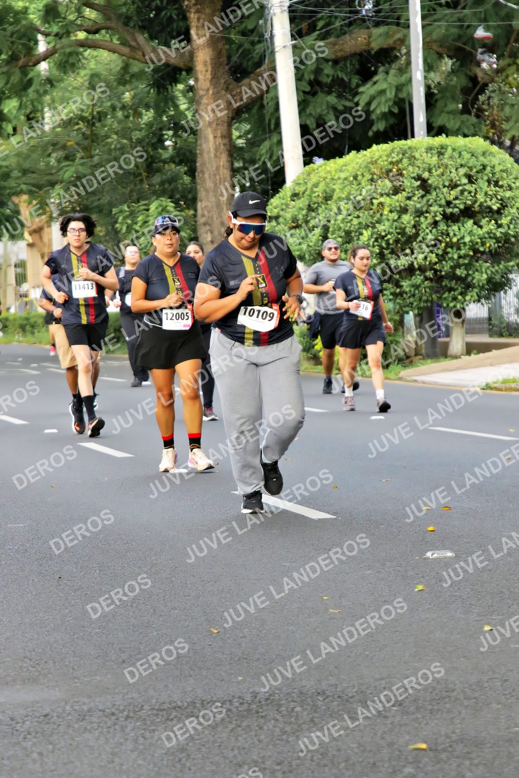 Foto de la X Carrera Leones Negros Red Cola 2026 en Rectoría General de la UdeG, Av. Juárez 976 (meta en Av. Enrique Díaz de León y Pedro Moreno), Guadalajara a las 08:17 · dorsal 12005, 10109, 11413, 16