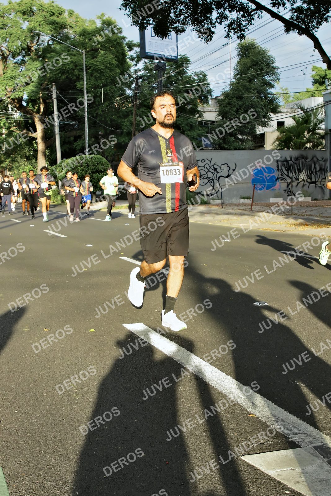 Foto de la X Carrera Leones Negros Red Cola 2026 en Rectoría General de la UdeG, Av. Juárez 976 (meta en Av. Enrique Díaz de León y Pedro Moreno), Guadalajara a las 07:41 · dorsal 10833