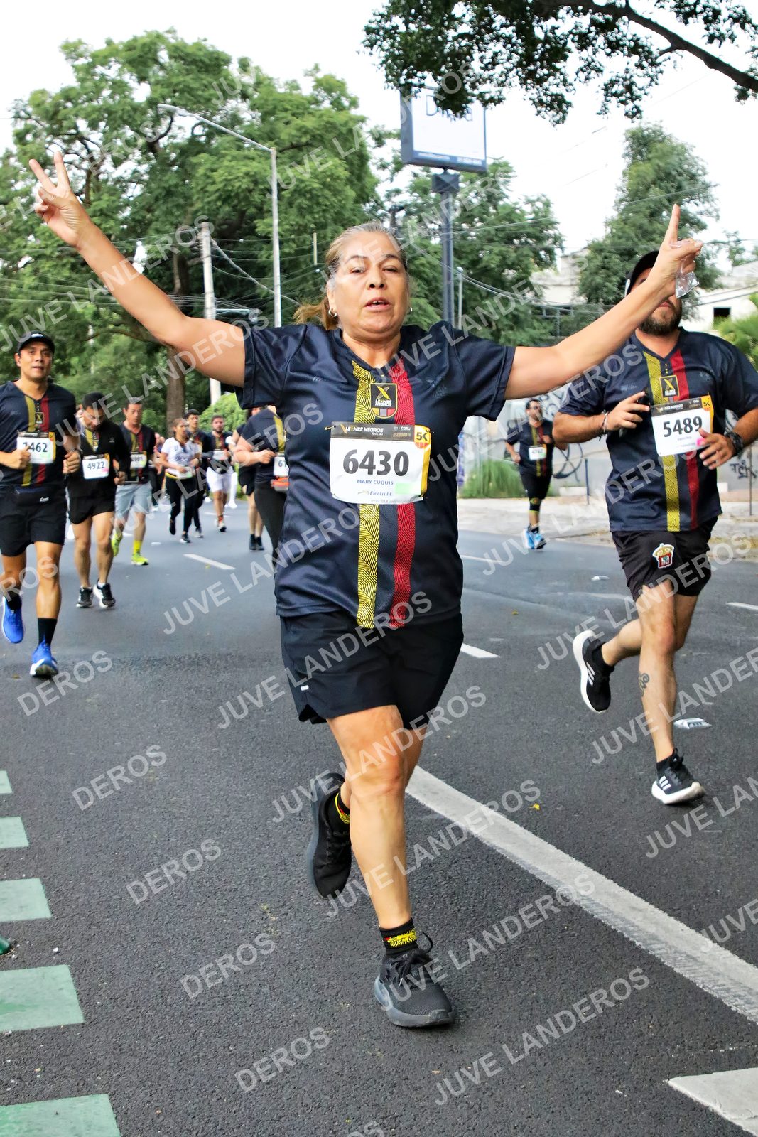 Foto de la X Carrera Leones Negros Red Cola 2026 en Rectoría General de la UdeG, Av. Juárez 976 (meta en Av. Enrique Díaz de León y Pedro Moreno), Guadalajara a las 05:12 · dorsal 6430, 5489, 4922