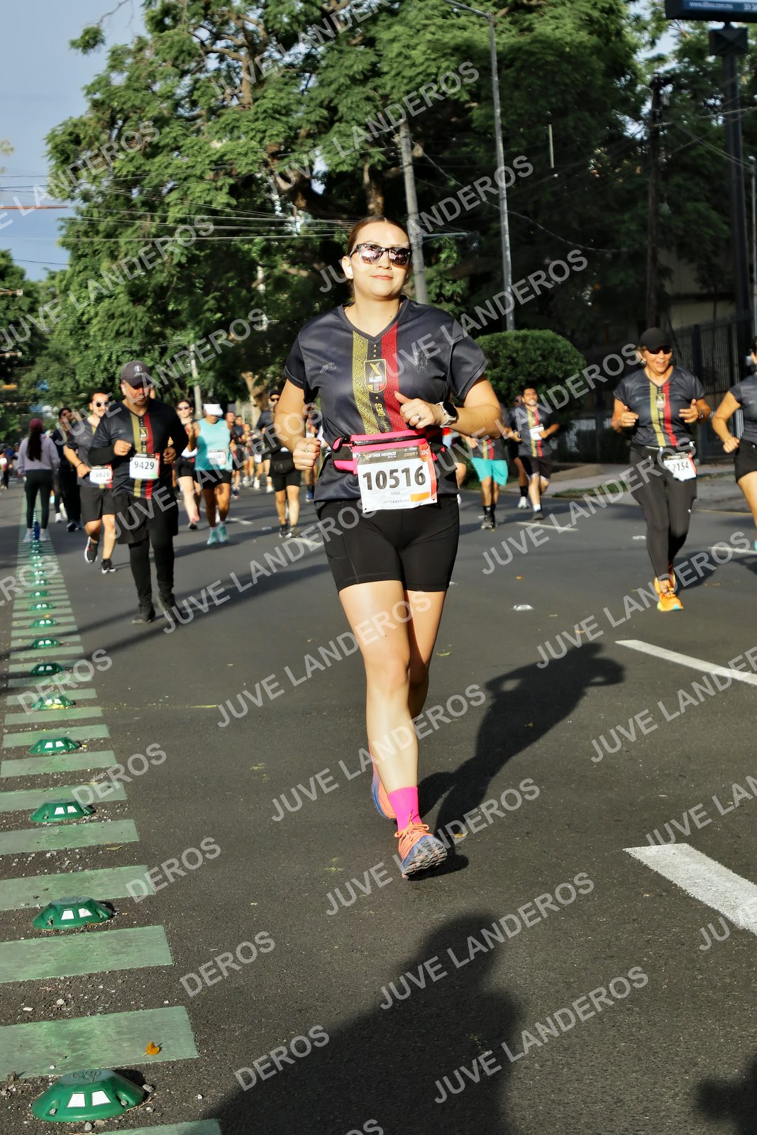 Foto de la X Carrera Leones Negros Red Cola 2026 en Rectoría General de la UdeG, Av. Juárez 976 (meta en Av. Enrique Díaz de León y Pedro Moreno), Guadalajara a las 08:01 · dorsal 10516, 9429, 2154