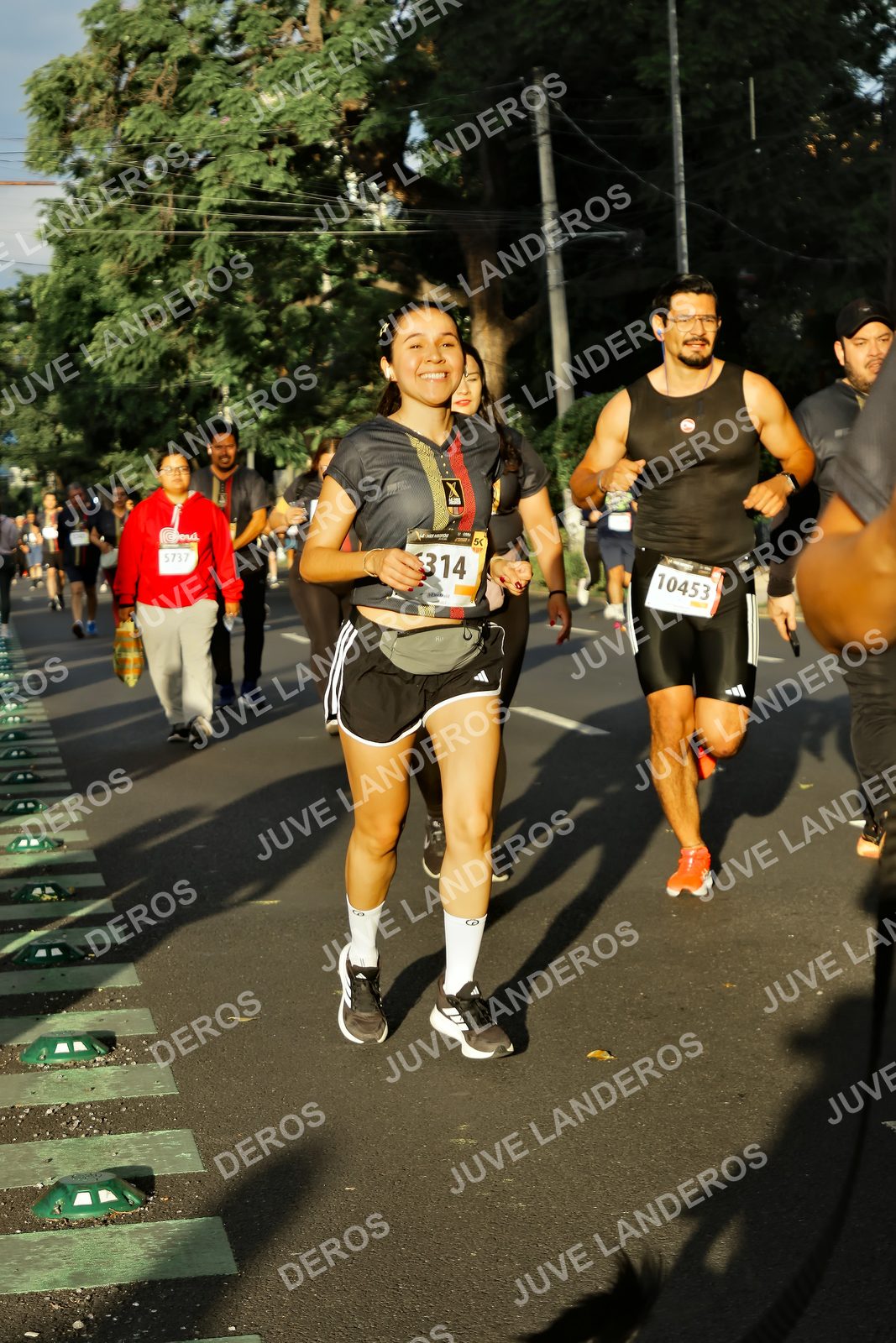Foto de la X Carrera Leones Negros Red Cola 2026 en Rectoría General de la UdeG, Av. Juárez 976 (meta en Av. Enrique Díaz de León y Pedro Moreno), Guadalajara a las 07:29 · dorsal 10453, 5737, 314